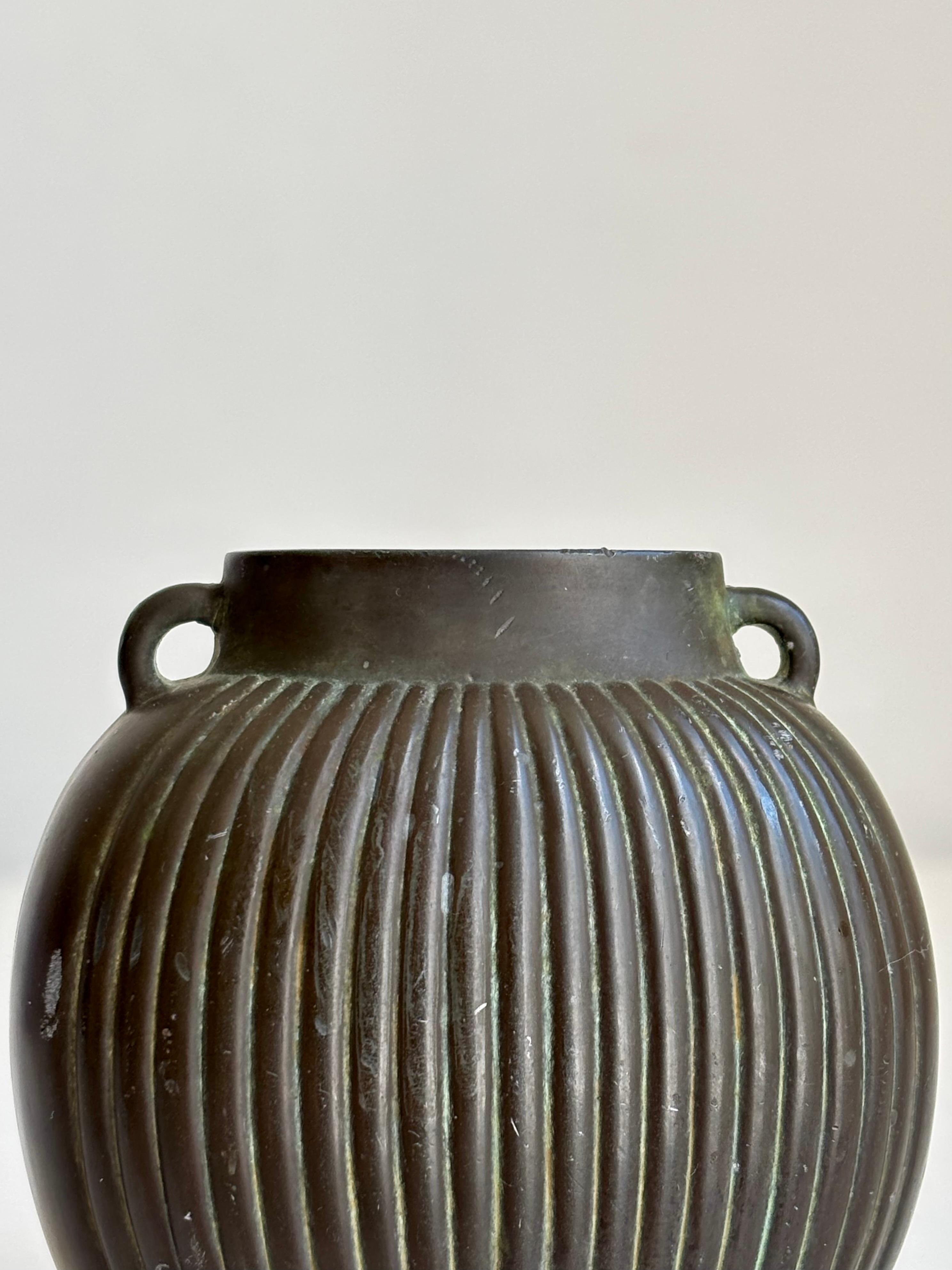 Antiguo jarrón neoclásico escandinavo Just Andersen (1884-1943) estriado con pequeñas asas decorativas en Disko, el material característico de Andersen. Aleación de estaño, plomo y antimonio que debe su nombre a la bahía de Disko, en Groenlandia,