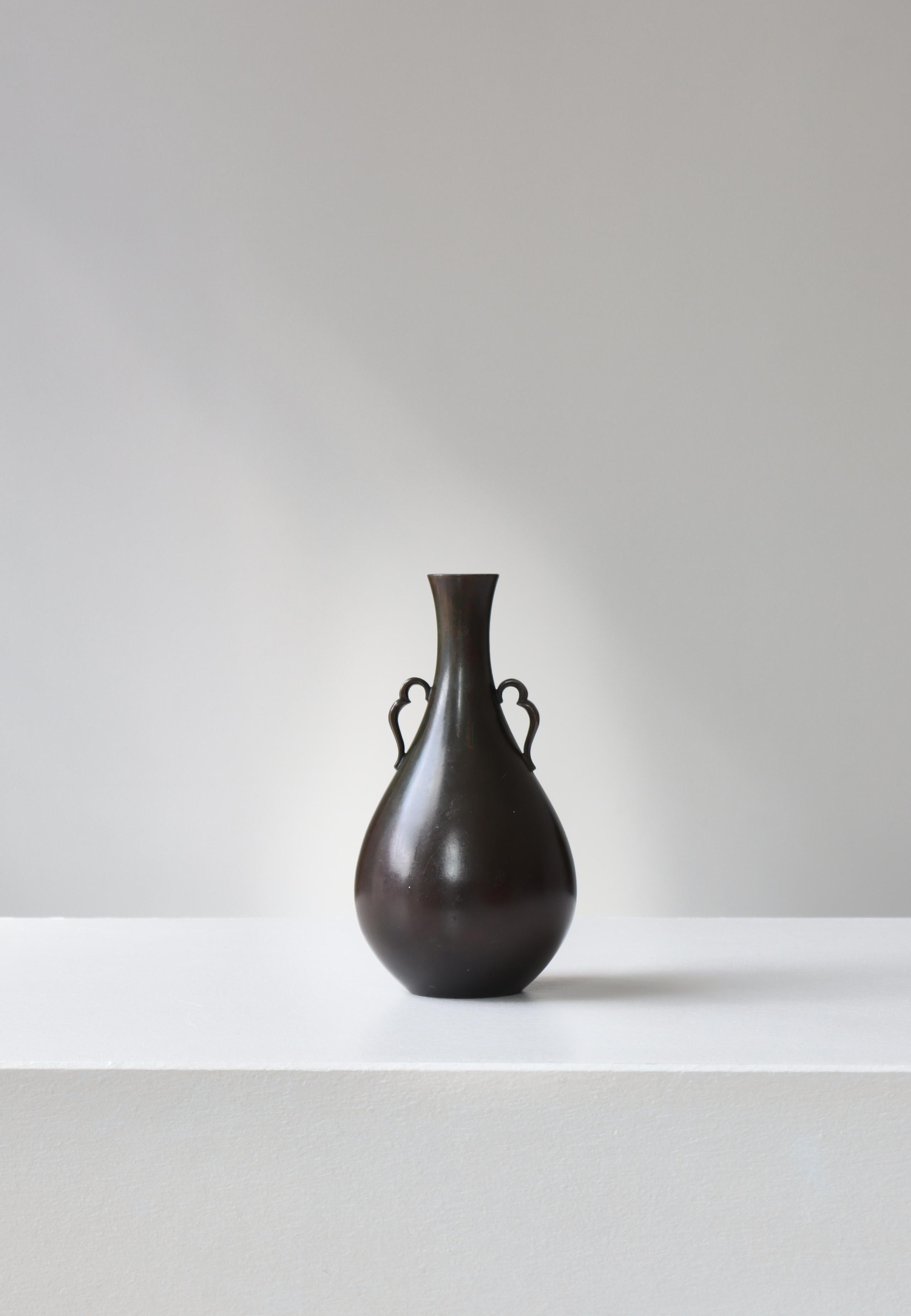 Raro vaso in bronzo massiccio Just Andersen modello dessin B 1746 con manici stilizzati realizzato presso il suo laboratorio negli anni '30.

Just Andersen (1884-1943) è stato uno scultore decorativo e argentiere danese. An He è conosciuto
