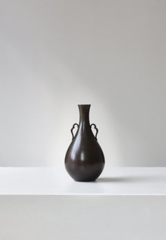 Jarrón Art Decó Just Andersen de bronce patinado con asas estilizadas, Dinamarca, años 30