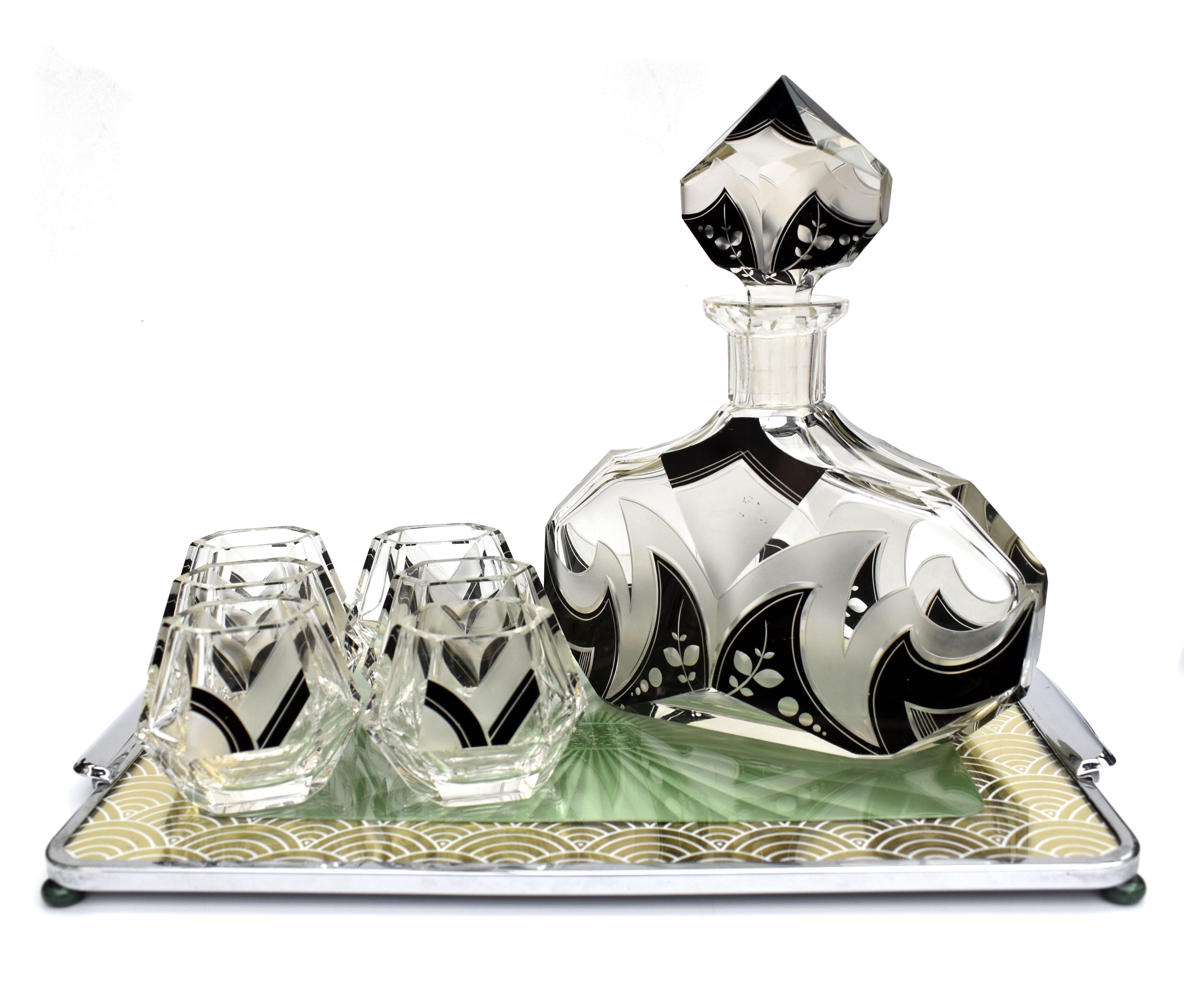 Une très belle carafe en cristal tchèque Art déco avec six verres, réalisée par le verrier Karl Palda. La verrerie tchèque est surtout connue pour ses pièces fabriquées dans les années 1930, lorsque des motifs géométriques frappants et inventifs se