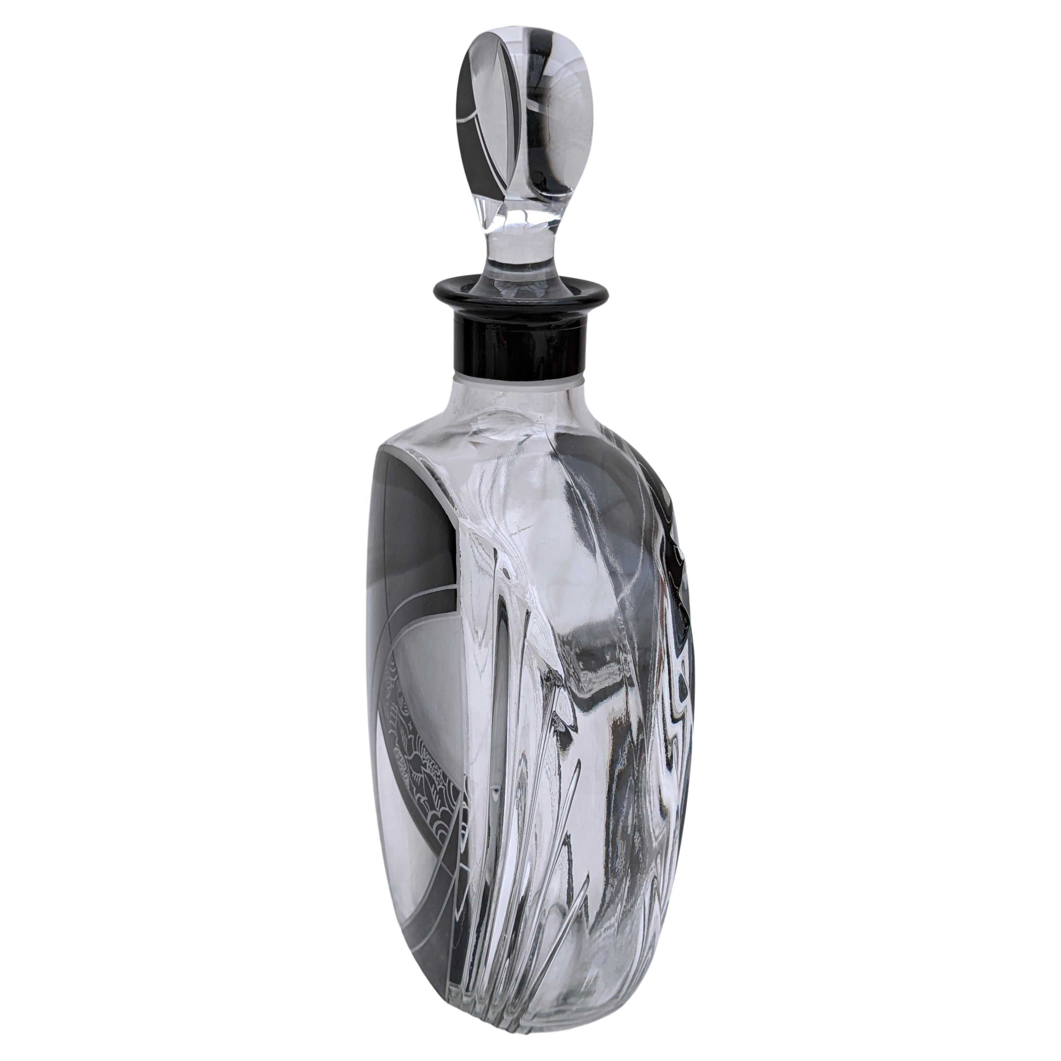 Very stylish Art Deco glass decanter set, comprising decanter, stopper and six glasses. Really attractive shaped to this set, ideal for shots, whiskey and liqueurs. Free from any damage, generally superb condition. Strong iconic black enamel