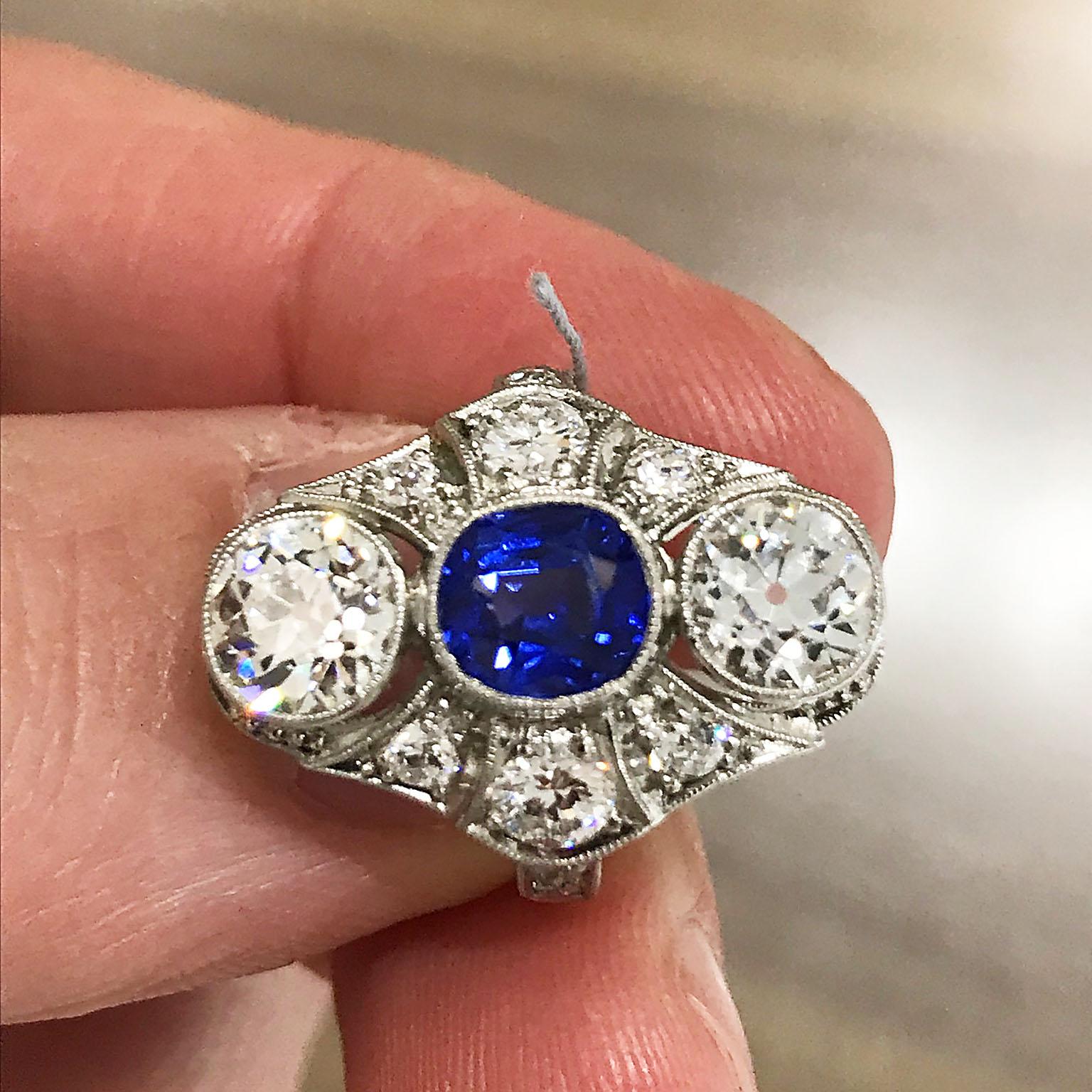 Art Deco Kashmir No Heat Sapphire 1.66 Carat and Diamond Ring AGL Cert 5