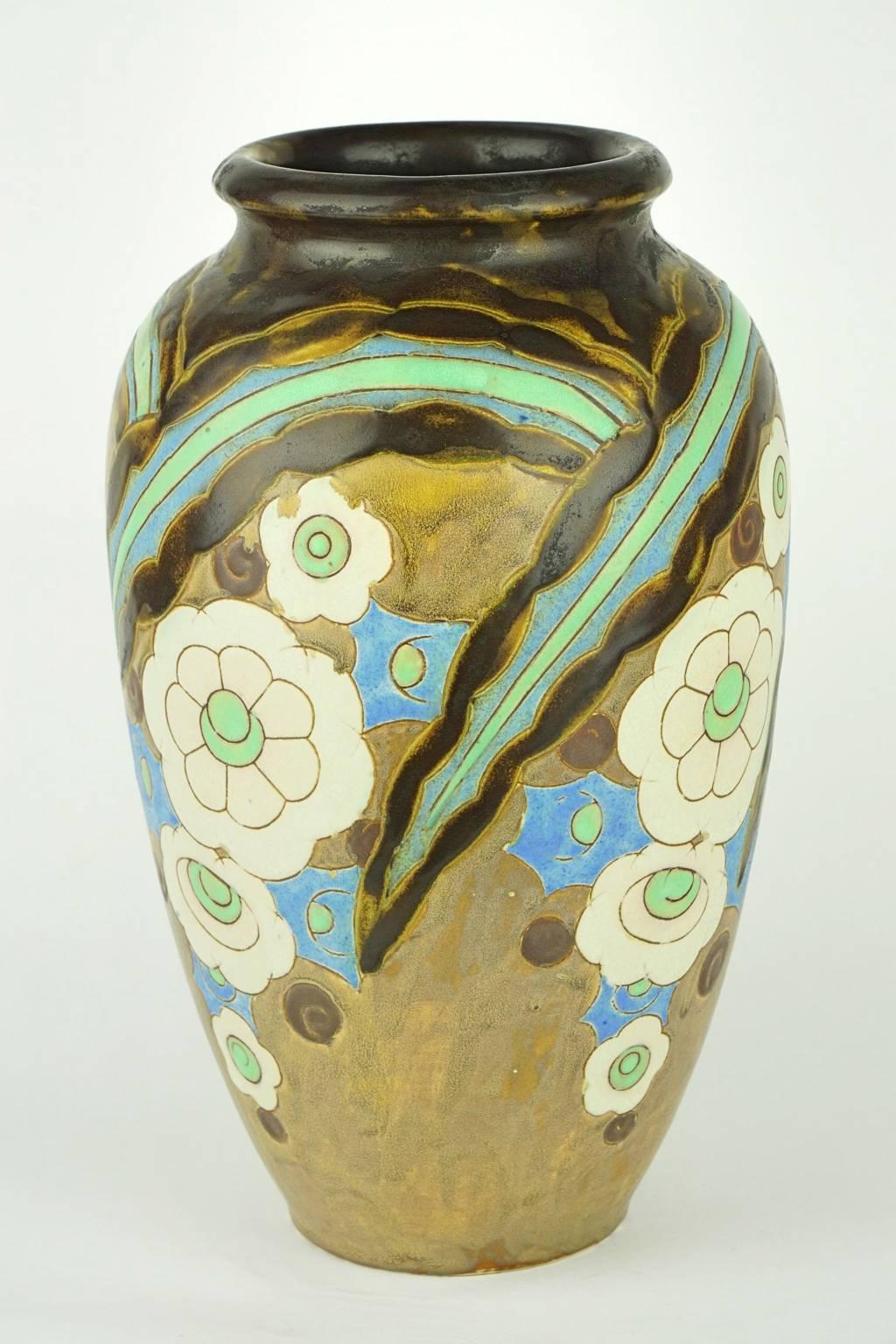 A rather large Art Deco Keramis vase by Charles Catteau with pattern of abstract flowers. Design 1211. Form 911.

Measure: Diameter top 13.4 cm. Diameter base 11 cm. Height 33.9 cm.