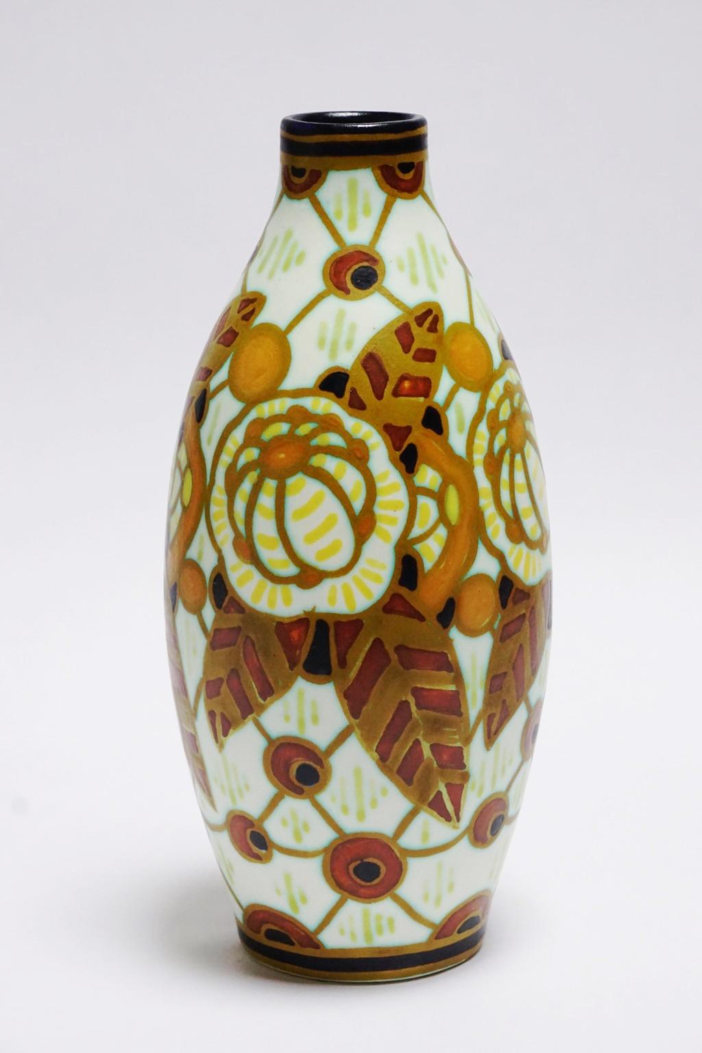 This Art Deco matte Keramis vase has a polychrome design with stylised flowers, leaves and peacock eyes in a white and light green background.
Marks: D 963. F 897. Charles Catteau.

Size: height 27 cm, diameter base 7 cm, diameter top 4 cm.
 