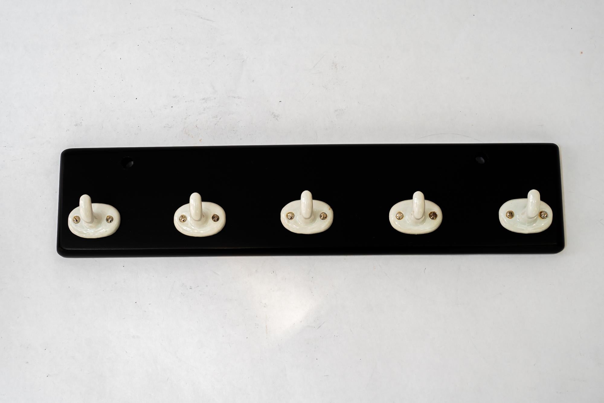 Lavagna da cucina Art Deco con 5 ganci, circa anni '20
Wood annerito
Ganci in porcellana