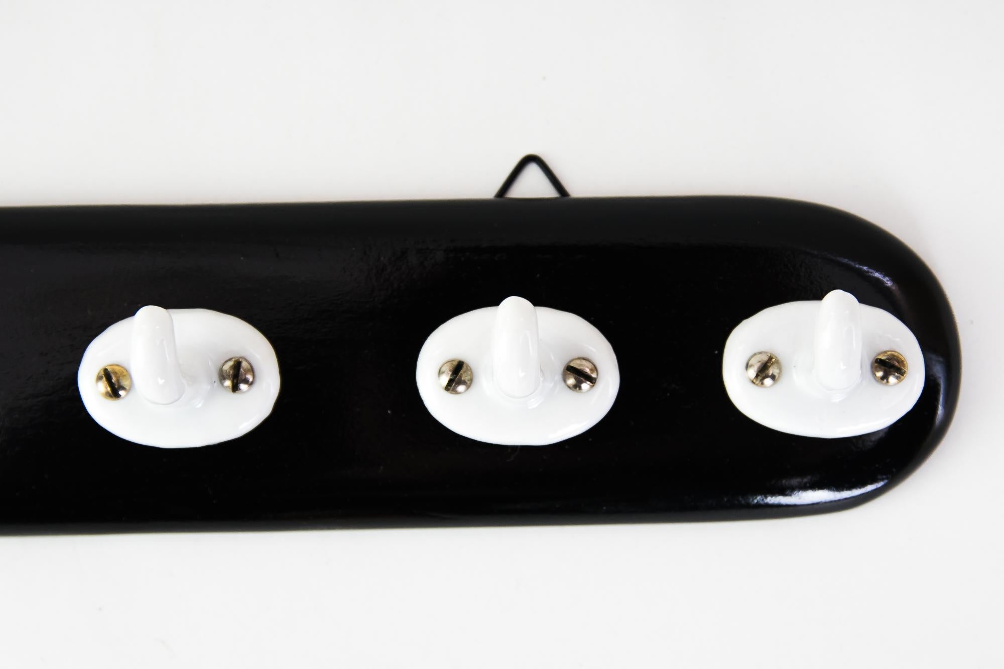 Art Deco Kitchen Board with 7 Hooks, circa 1920s In Good Condition For Sale In Wien, AT