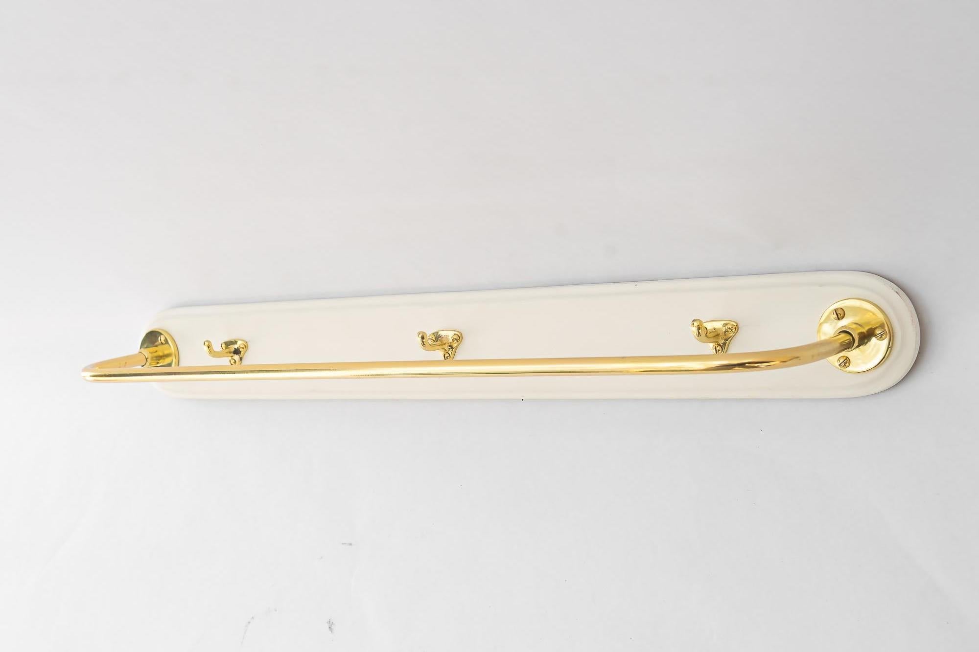 Cucina Art Deco in legno e ottone a Vienna intorno agli anni '20
Ottone lucidato e smaltato a fuoco
Il legno è verniciato di bianco