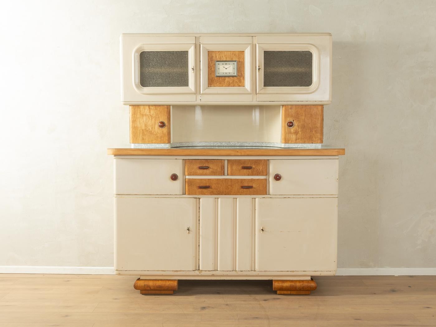 Unico mobile da cucina in due parti in stile Art Déco degli anni '20. Corpo di alta qualità realizzato con tavole da falegname con sei ante, due ante in vetro, tre cassetti, un macinacaffè, uno scomparto per le uova, un orologio, quattro vasi di