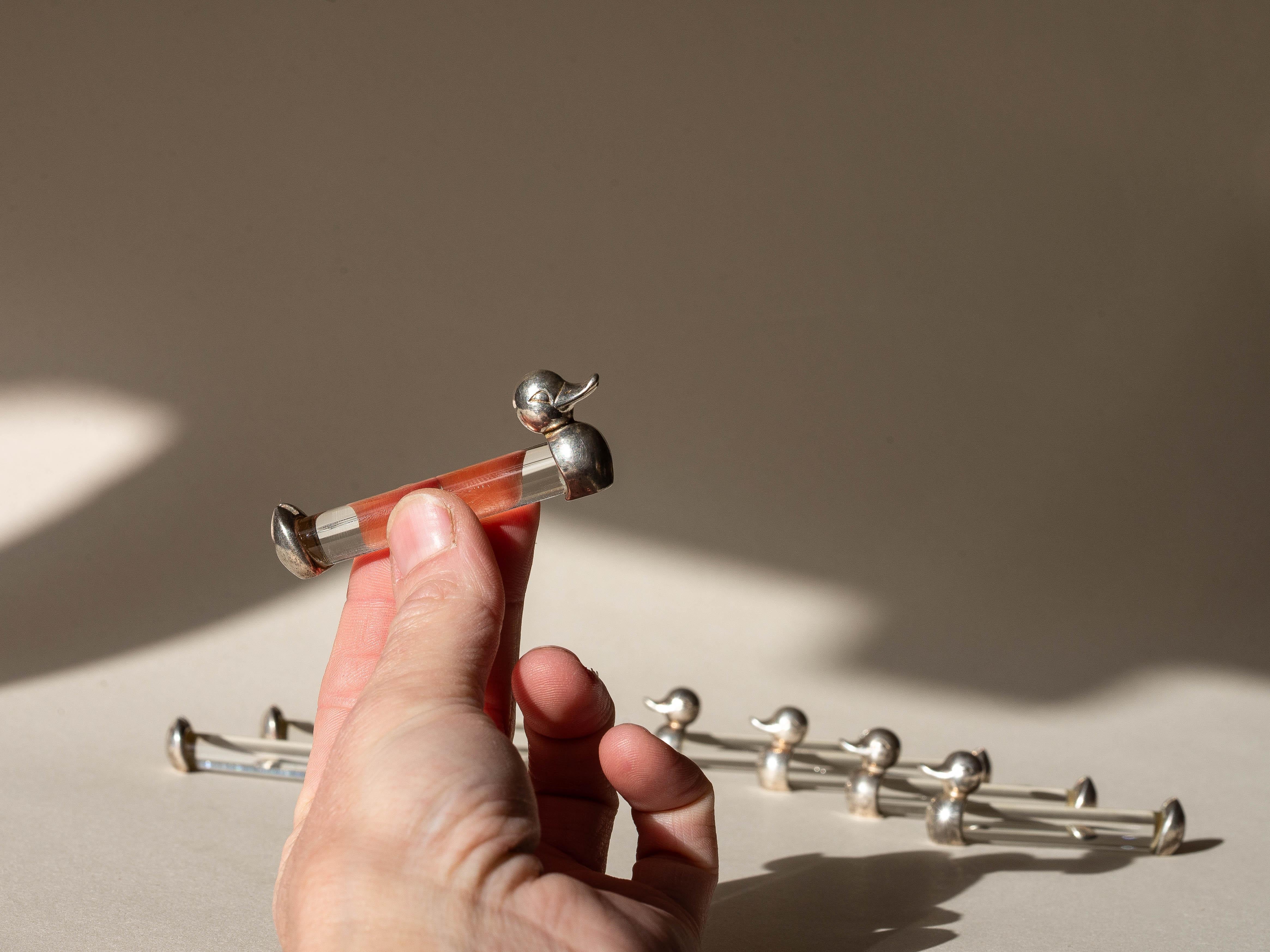 Apoya cuchillos Art Decó, juego de 8 figuras de animales patos, Francia años 40

Juego de 8 apoyacuchillos con forma de pato, de cristal y metal plateado.

Una ranura en la cola de cada reposacuchillos permite introducir una tarjeta con el nombre