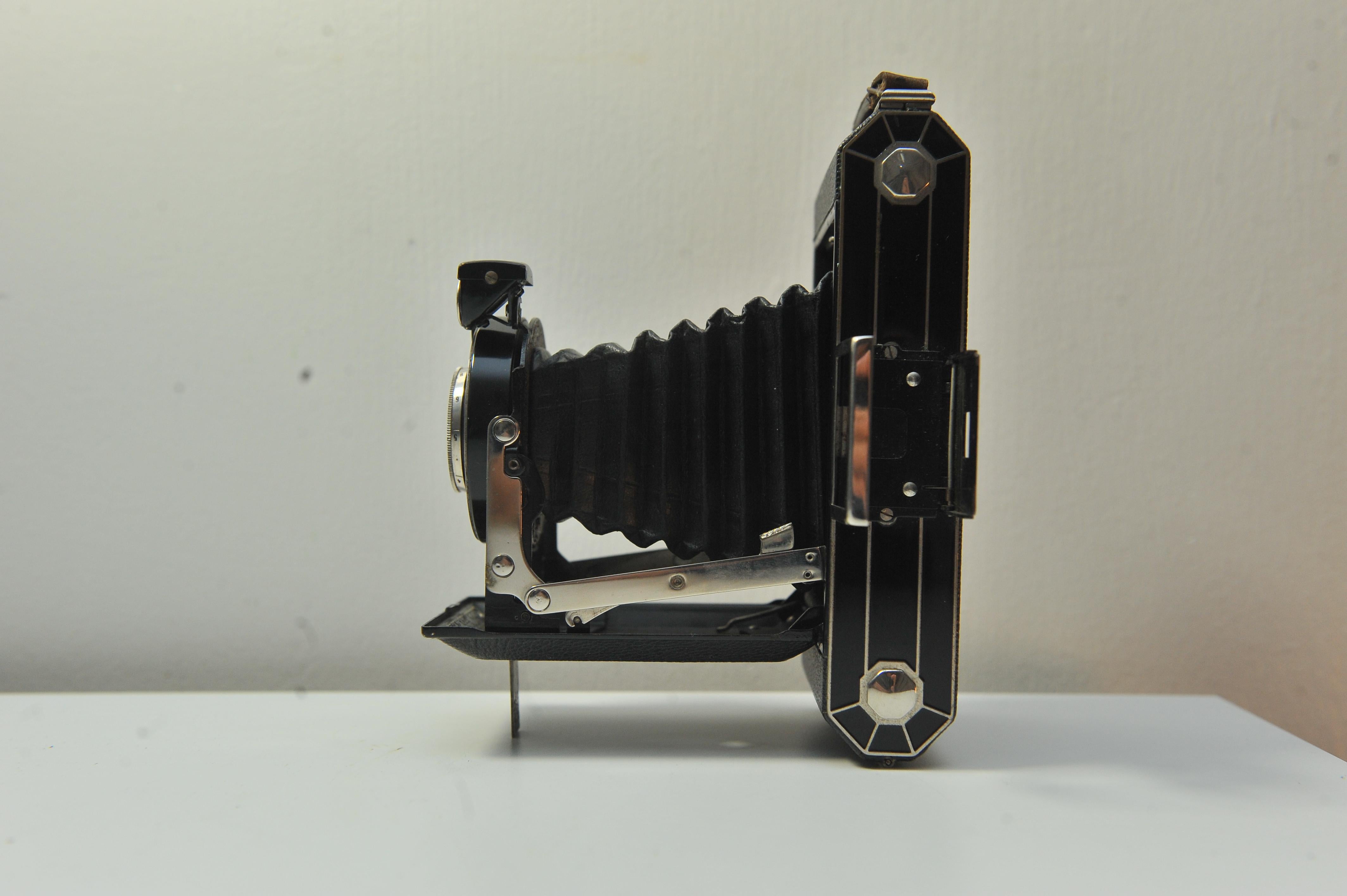An Art Deco Kodak Six-20 Model C Strut Folding Bellow Roll Film Camera With Kodak Anastigmat 10.5cm F6.3 Lens 

Made by Kodak Ltd London 1933-1937

With a glorious art deco front pattern 

Medium Format 
Folding Bed
Self Erecting
Film Type