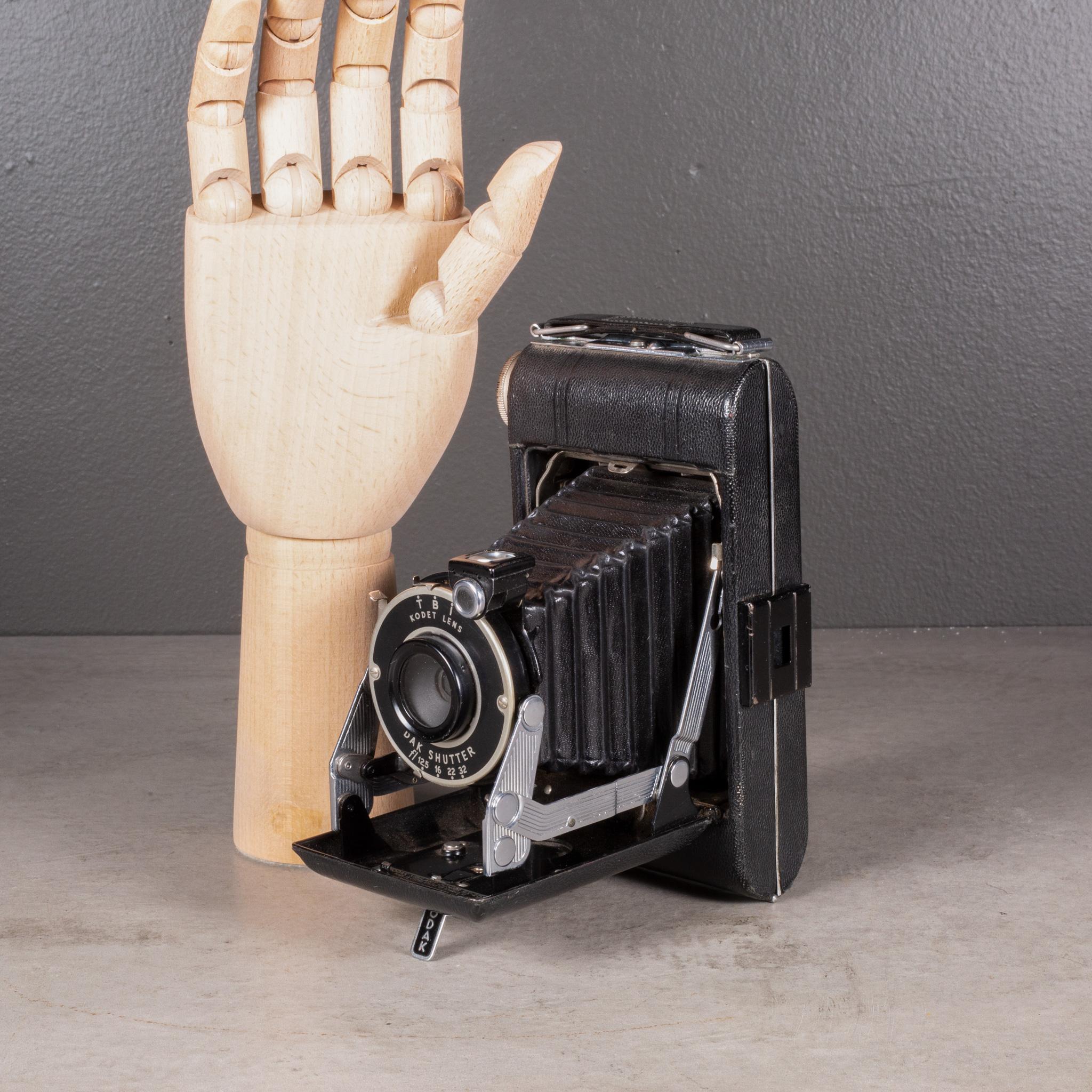 À PROPOS DE

Appareil photo pliant Kodak Vigilante Junior Six-20 Art déco avec boîtier en cuir, accents chromés et viseur rabattable. Se plie proprement pour ne plus mesurer qu'une dizaine de centimètres.

Représenté avec une main grandeur nature.

