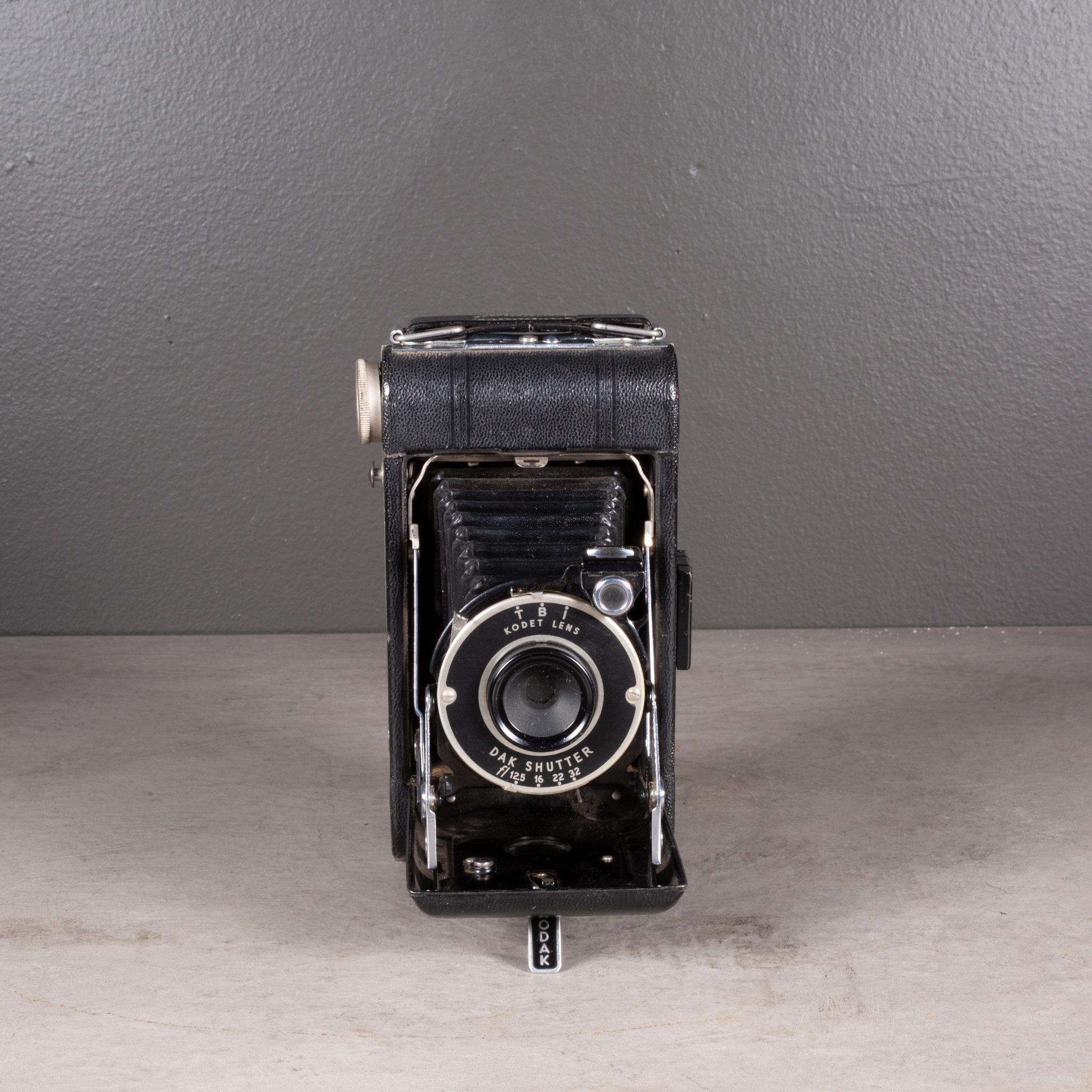 Art Deco Kodak Vigilante Junior Six-20 Folding Camera c.1940-1948 In Good Condition For Sale In San Francisco, CA
