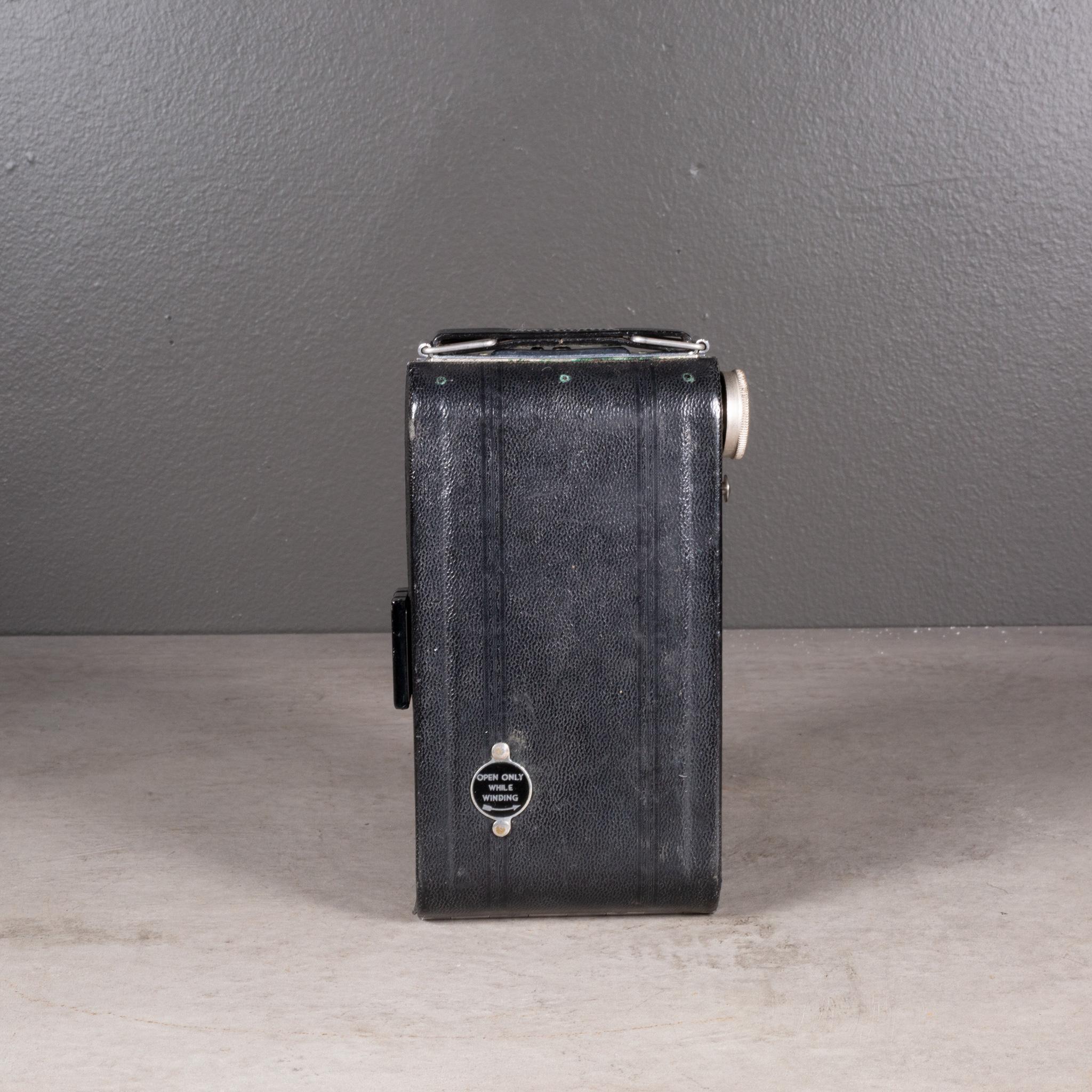 20ième siècle Kodak Vigilante Junior Six-20 Folding Camera Art Déco c.1940-1948 en vente