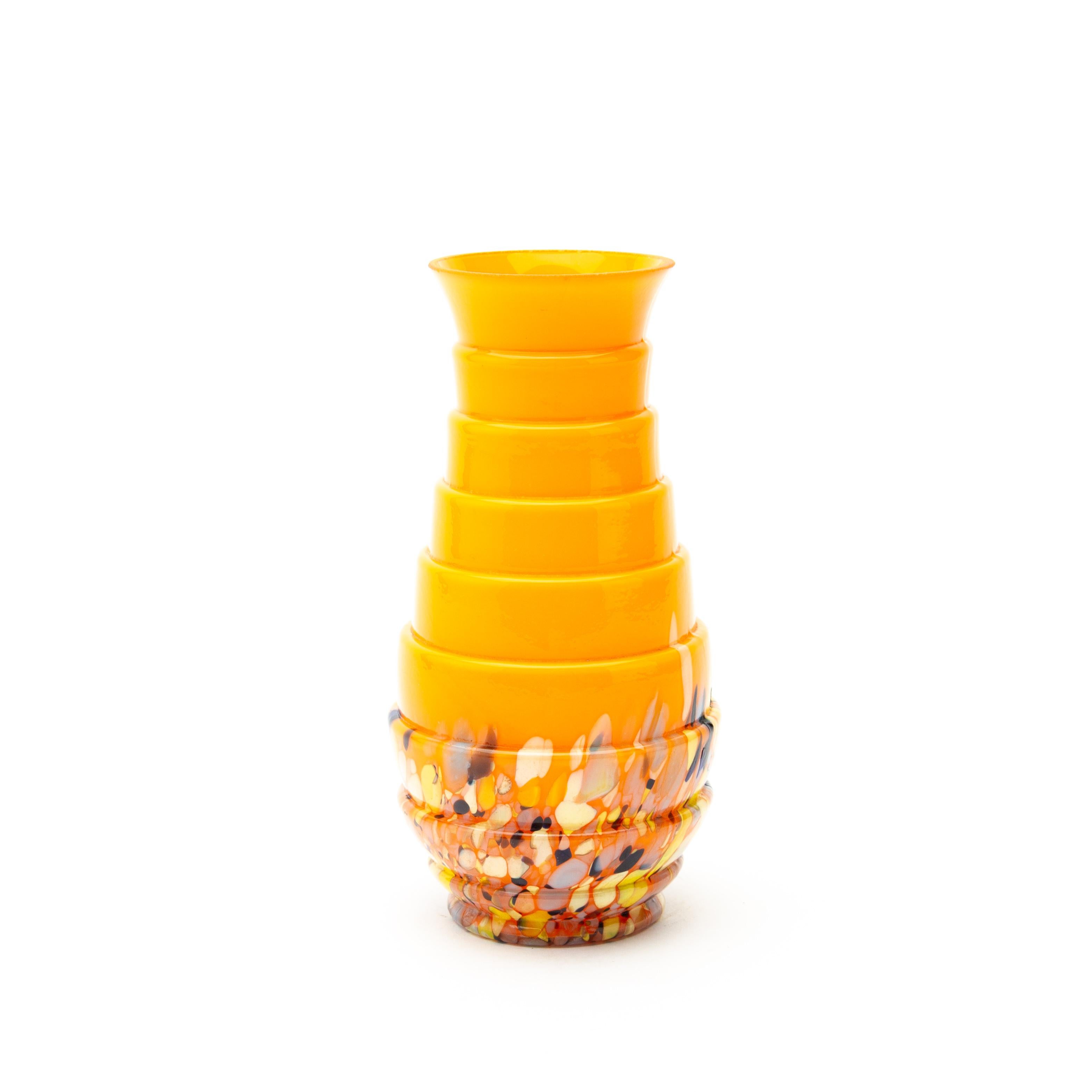 Vaso a strati in vetro Art Deco Kralik Ernst Steinwald Tango Splatter 
Buono stato
Spedizione internazionale gratuita.