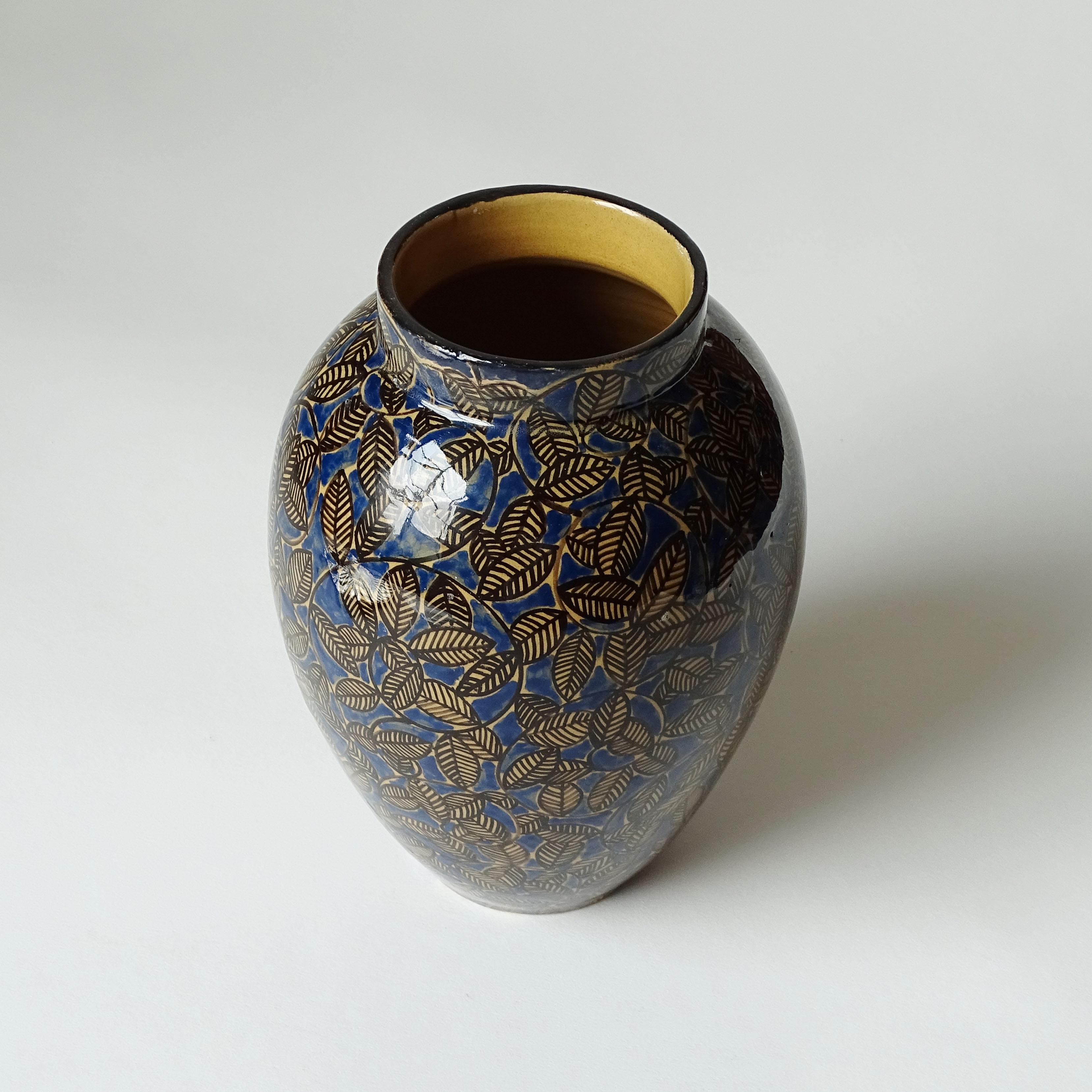 Espléndido jarrón Art Decó La Fenice, Albisola, decorado con hojas azules y negras, Italia Años 30