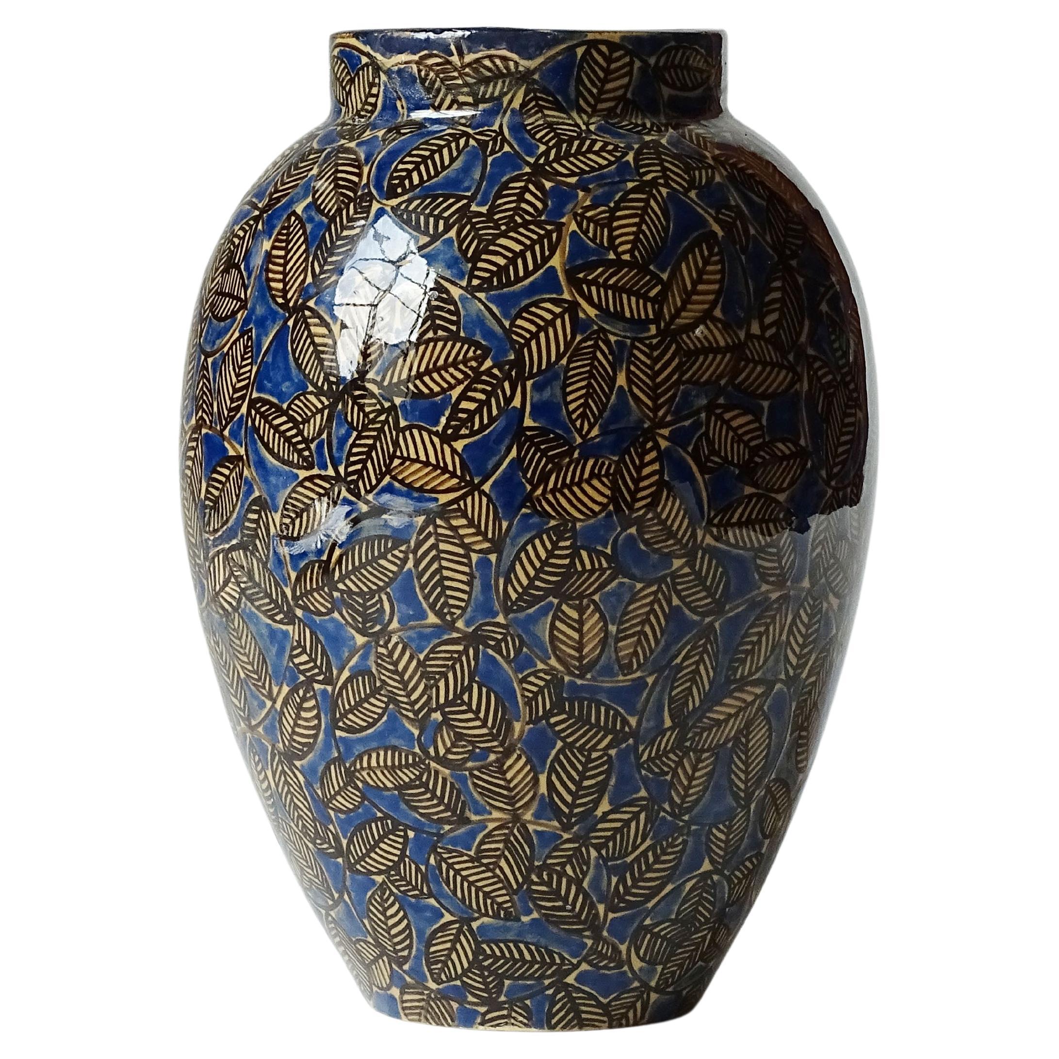 Vaso decorato con foglie blu e nere La Fenice, Albisola, Italia 1930
