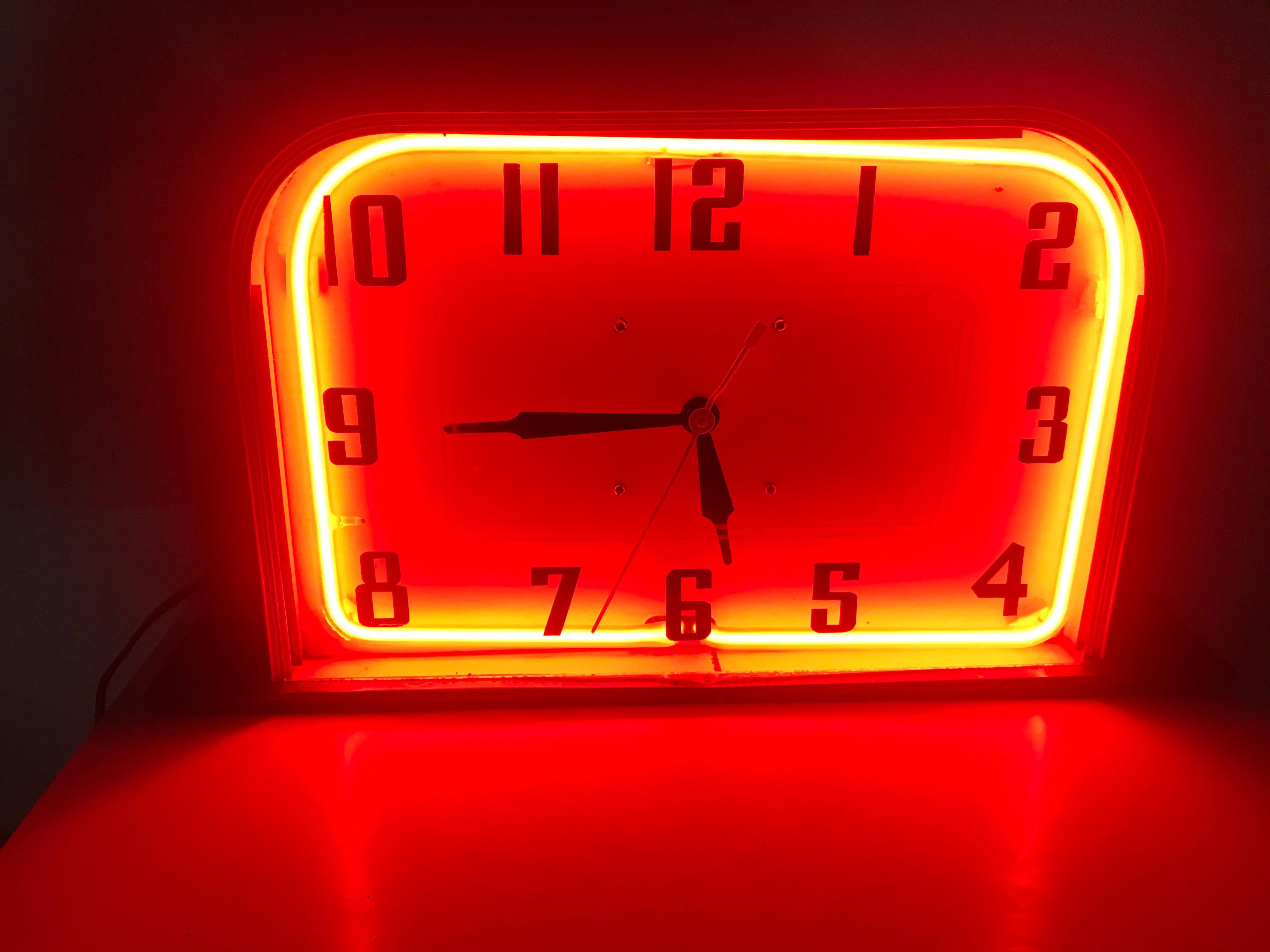 American Art Deco Lackner Table / Counter Top Neon Clock, 1930s