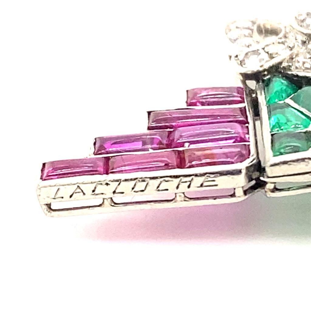 LaCloche Broche Art déco en platine, diamants, rubis et émeraudes Unisexe en vente