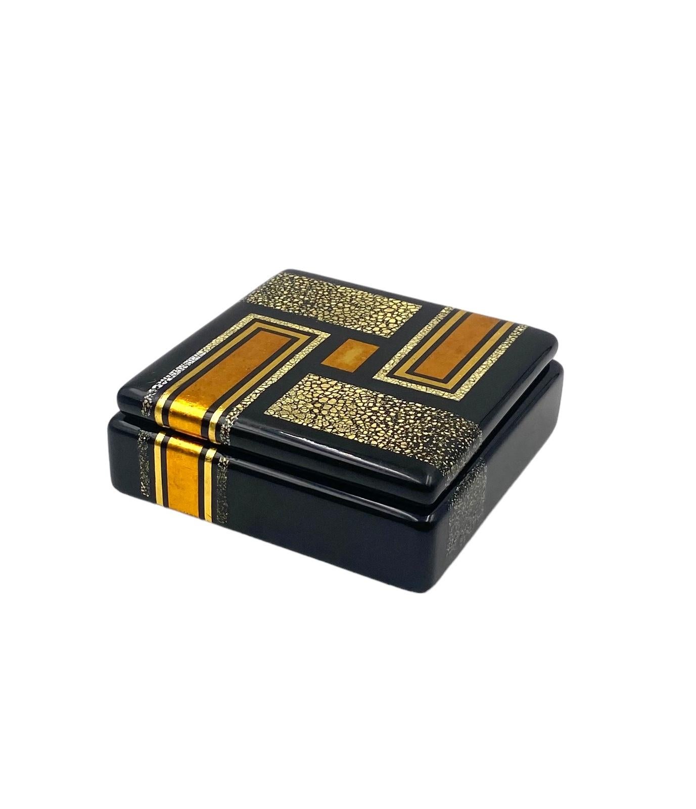 Art Deco lacquer box in the manner of Jean Dunand, France 1940 For Sale 5
