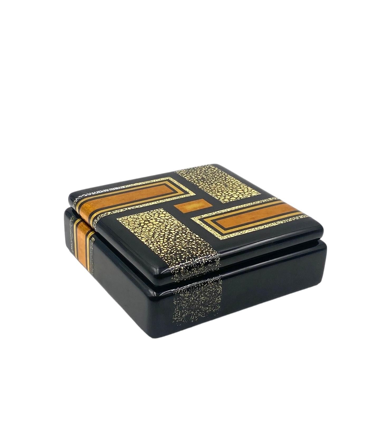 Art Deco lacquer box in the manner of Jean Dunand, France 1940 For Sale 10