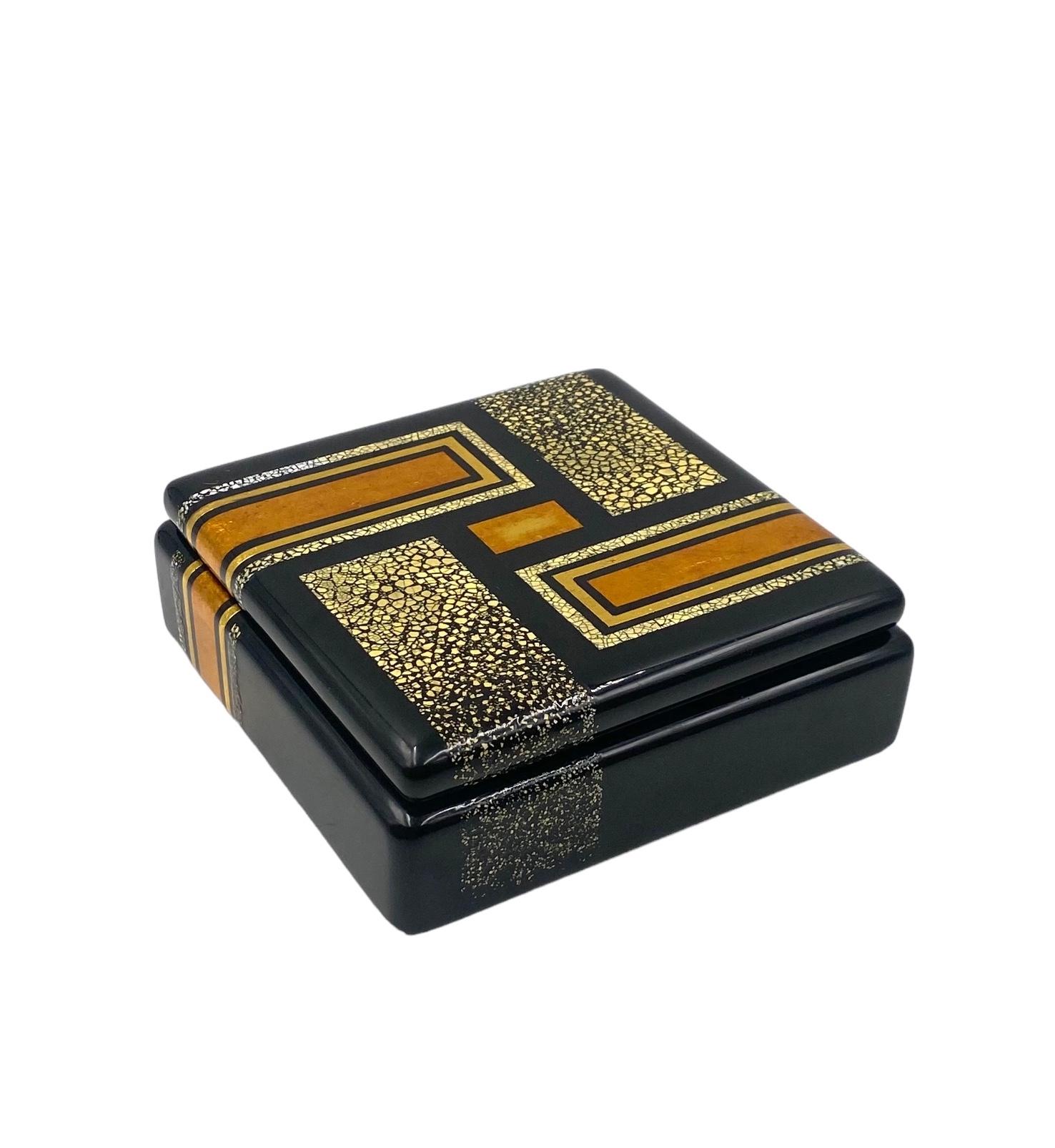 Art Deco lacquer box in the manner of Jean Dunand, France 1940 For Sale 11