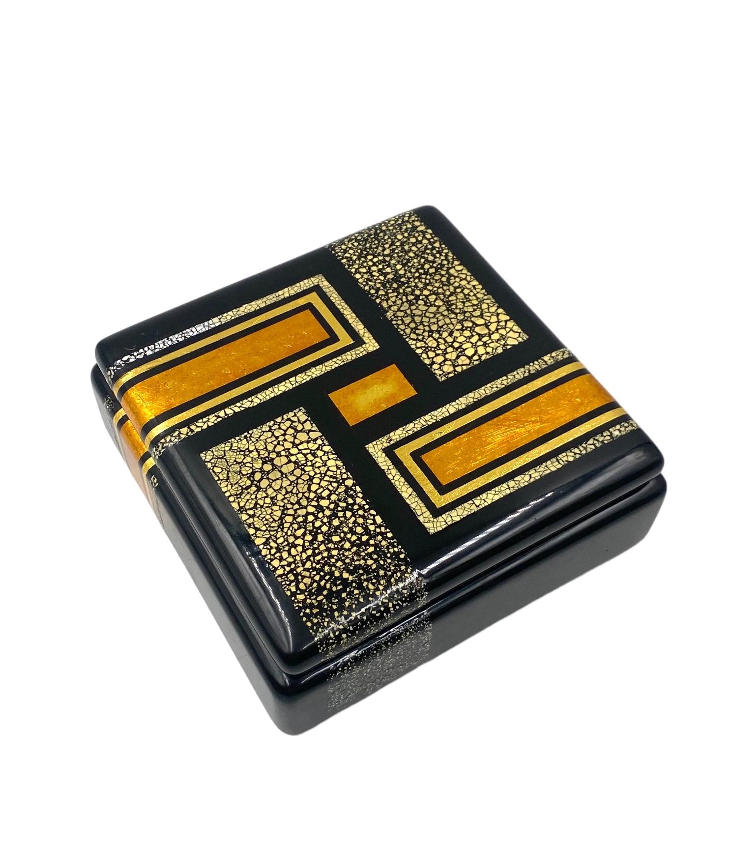 Art Deco lacquer box in the manner of Jean Dunand, France 1940 For Sale 12