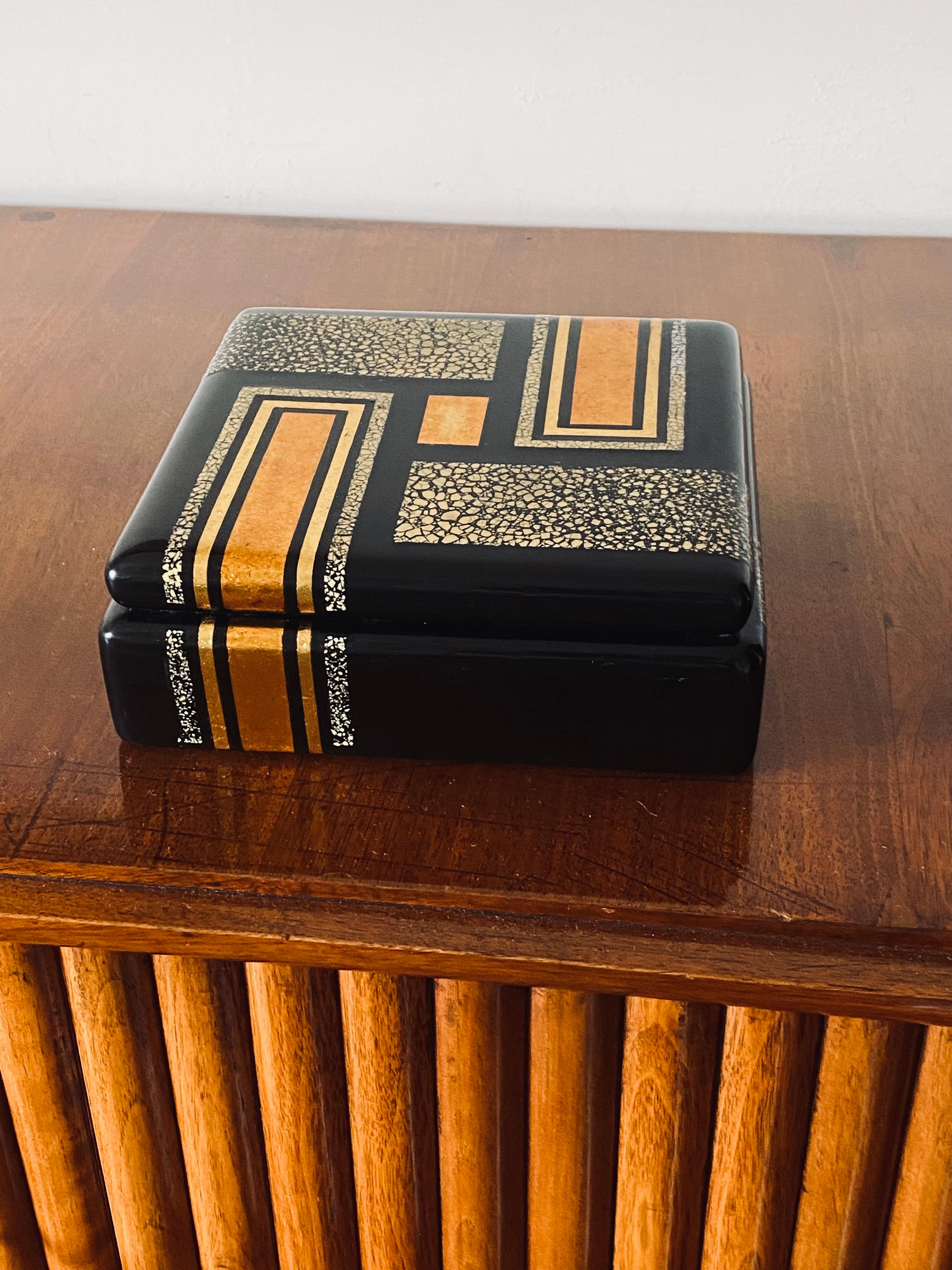 Art Deco lacquer box in the manner of Jean Dunand, France 1940 In Excellent Condition For Sale In Firenze, IT