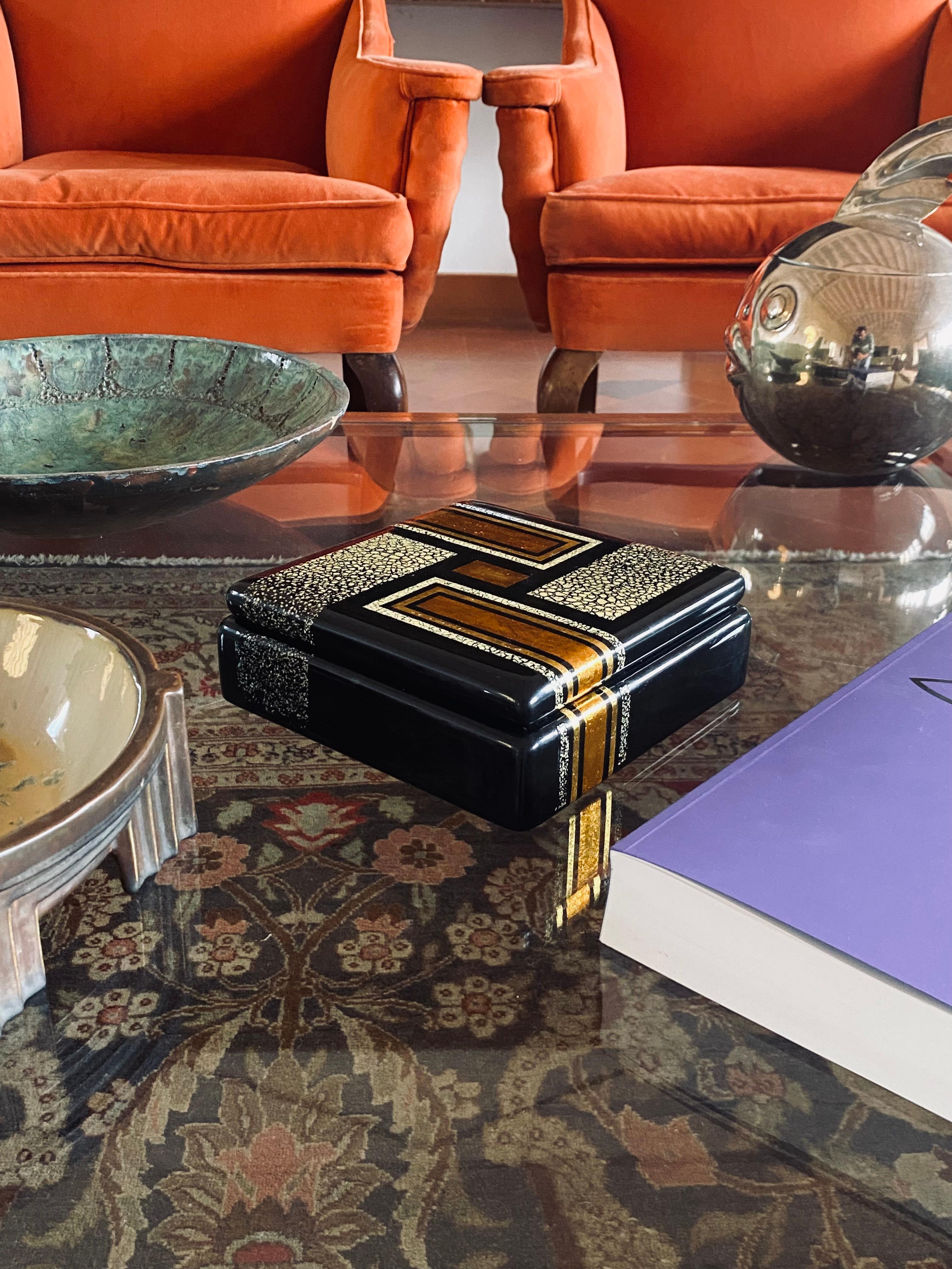 Art Deco lacquer box in the manner of Jean Dunand, France 1940 For Sale 2