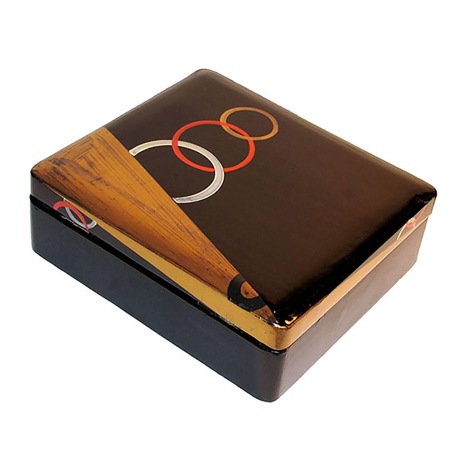 Art Deco lacquered box, France, circa 1930.
Very beautiful box, black lacquer. Lid decorated with geometric design in liquid gold and light red lacquer. Good original condition, minor wear consistent with age and use, minor fading to the