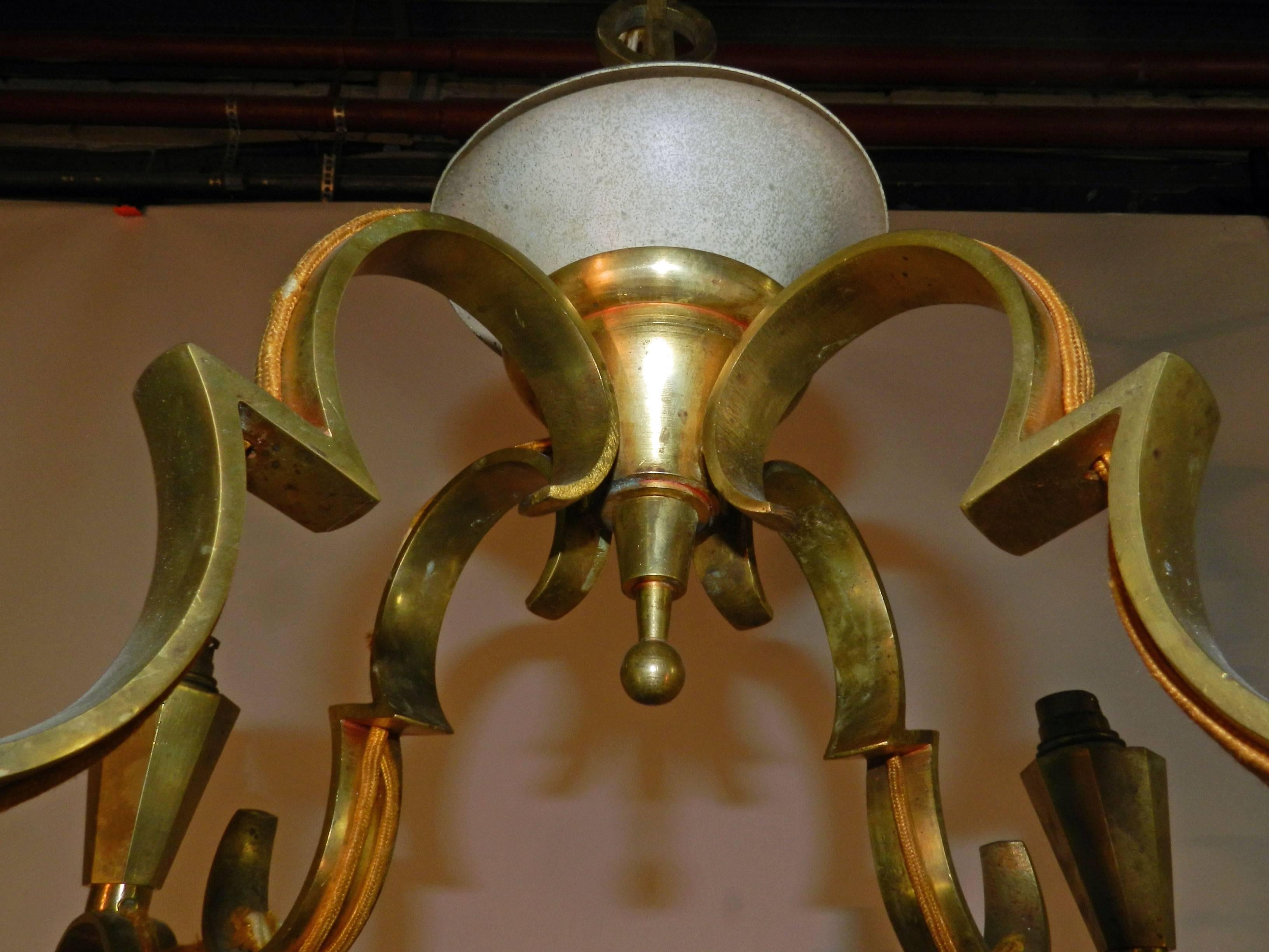 Français Lustre Art déco en métal laqué et bronze doré de style Jules Leleu en vente