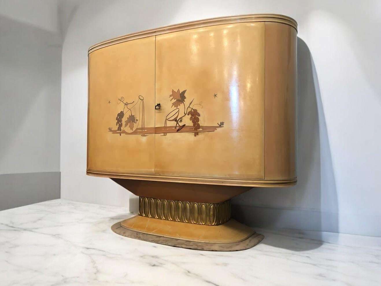 Scopri un raffinato wet bar in stile Art Déco, realizzato in legno di parchmente laccato, proveniente dalla prestigiosa Galleria Mobili d'Arte Cantù, Italia, datato 1950. Questo pezzo unico presenta linee eleganti e sinuose, impreziosite da squisiti