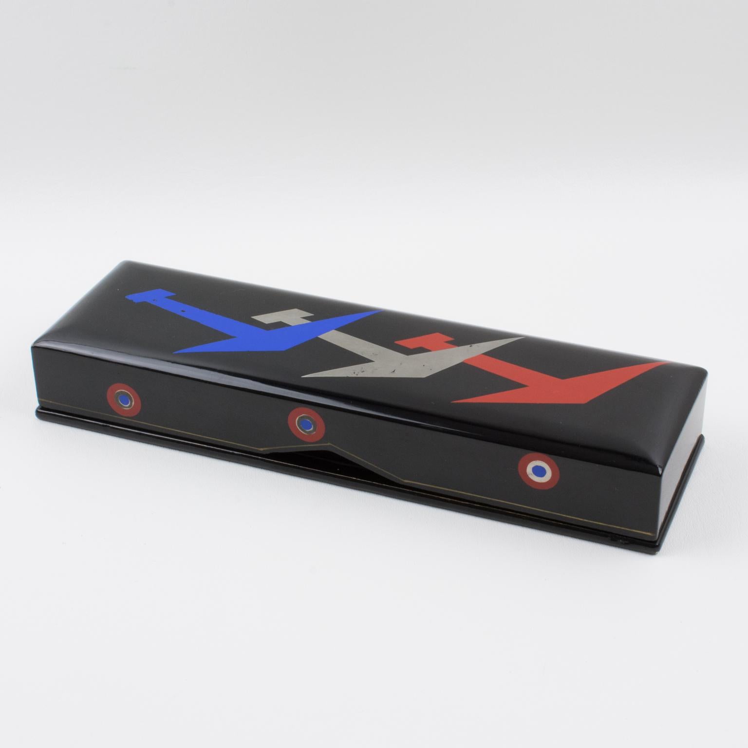 Un rare coffret cadeau de La Marquise De Sévigné, du début du 20ème siècle. Forme rectangulaire allongée (semblable à une boîte à écrire) en bois laqué noir avec un motif patriotique sur les côtés et le dessus. Le dessin représente des avions