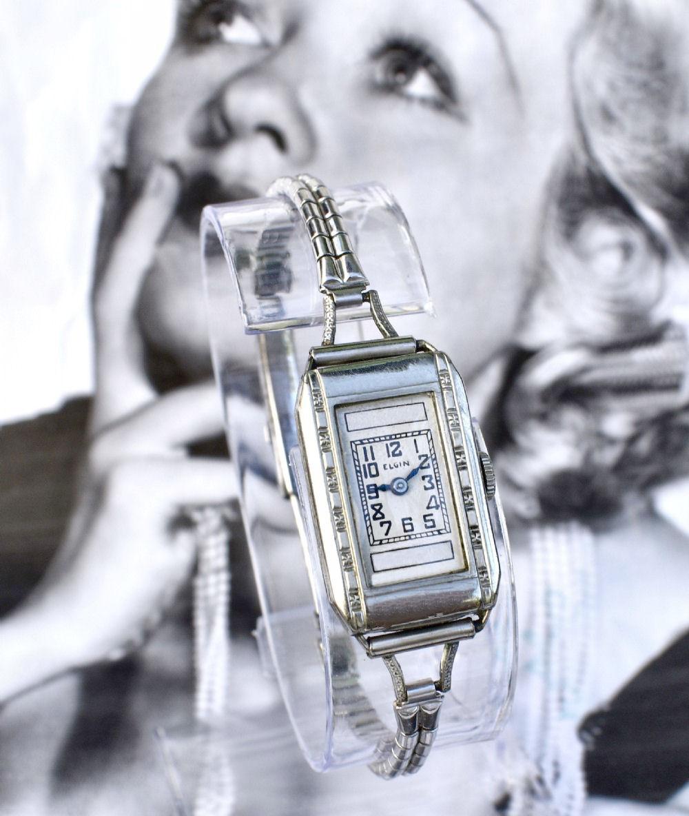 Schöne manuelle Damenarmbanduhr der amerikanischen Uhrenfirma Elgin, New York, USA, um 1930.
Diese Uhr hat eine gut gemacht Elgin Schweizer Handaufzug Uhrwerk arbeitet als eine feine klassische 5AP Kaliber, und läuft gut auf 15 Juwelen. Das Uhrwerk