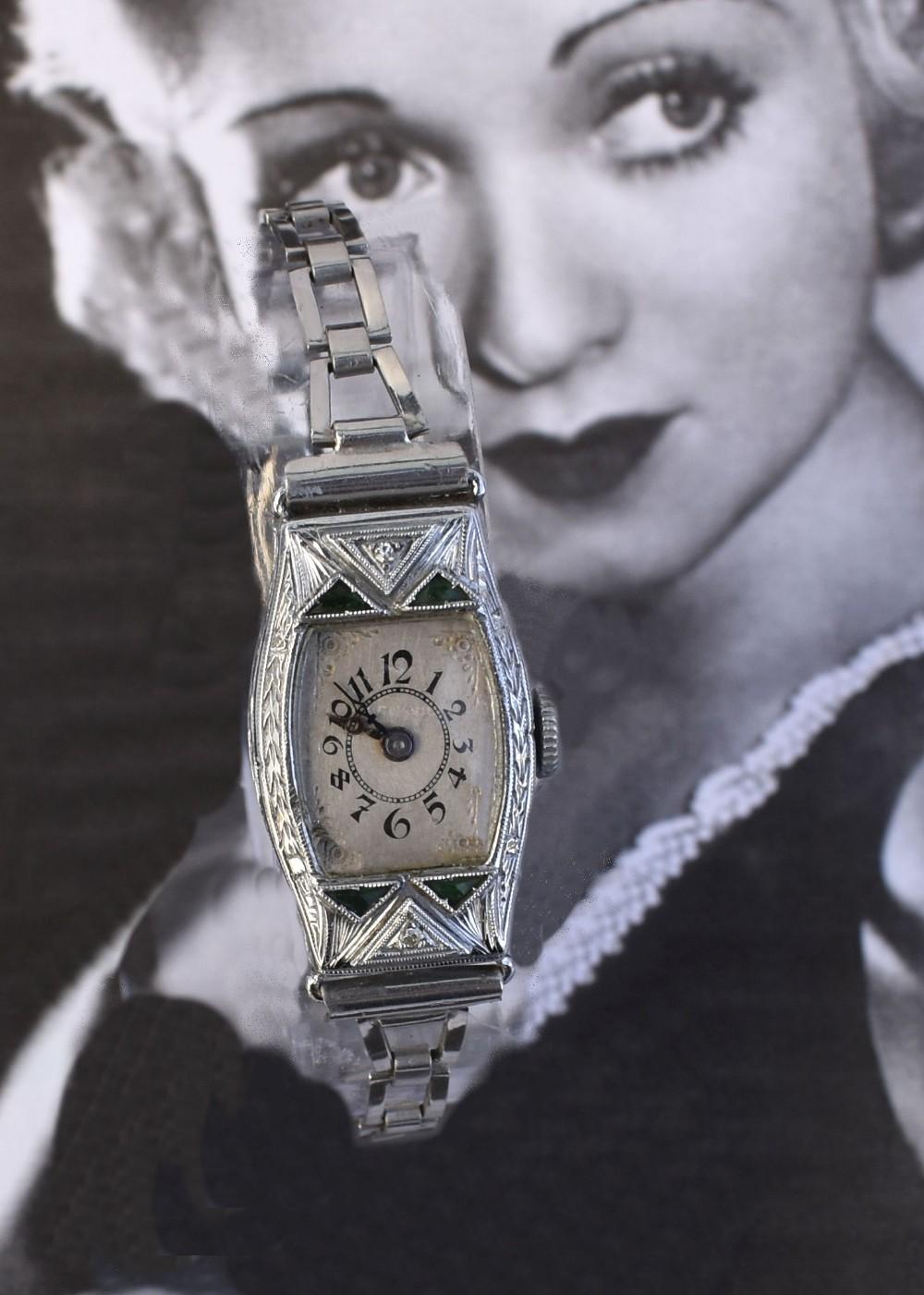 Montre-bracelet Art déco en or blanc 14 carats remplie, pour femmes, c1932 en vente 2