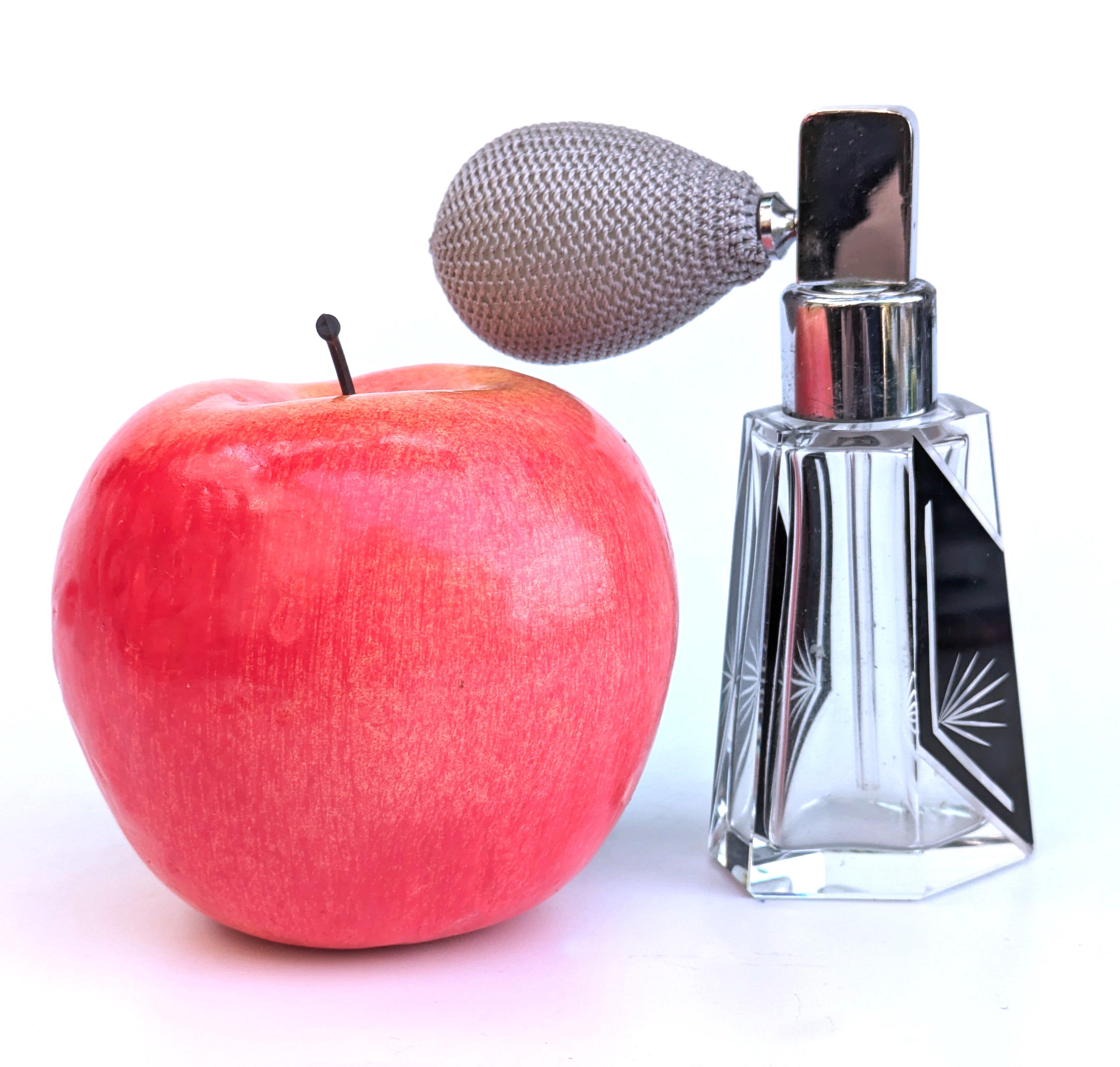 Atomizzatore per profumi in vetro tagliato Art Deco di grande stile, risalente agli anni '30. Questo esemplare, che non presenta danni né usura, è un reperto perfetto che si aggiungerà a qualsiasi collezione e sarà regalato a un ammiratore dell'Art