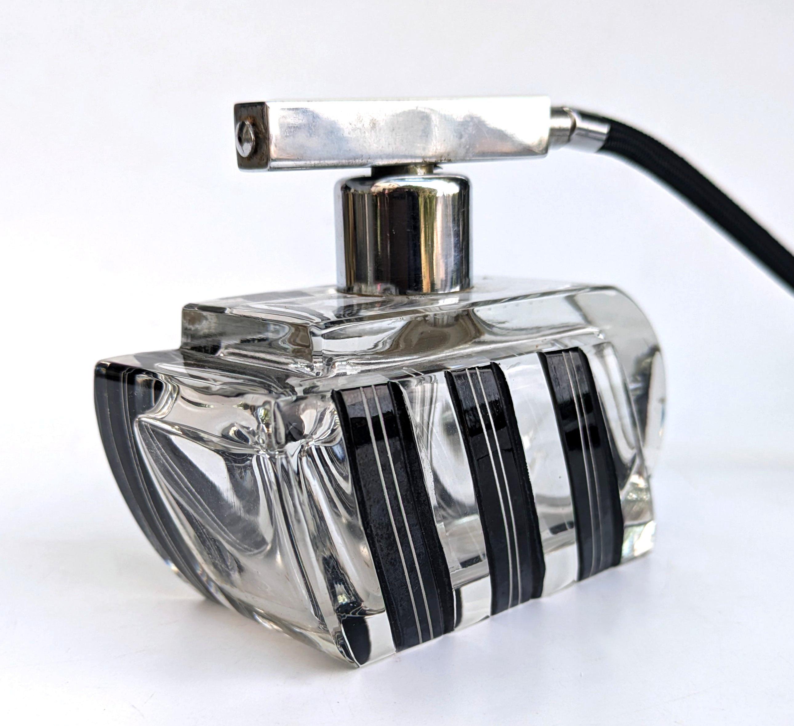 Bellissimo atomizzatore di profumo Art Deco ceco risalente agli anni '30. È molto difficile trovare bottiglie di questo formato, quindi siamo stati molto contenti di aver trovato questa. Il vetro trasparente e la metalleria cromata presentano il