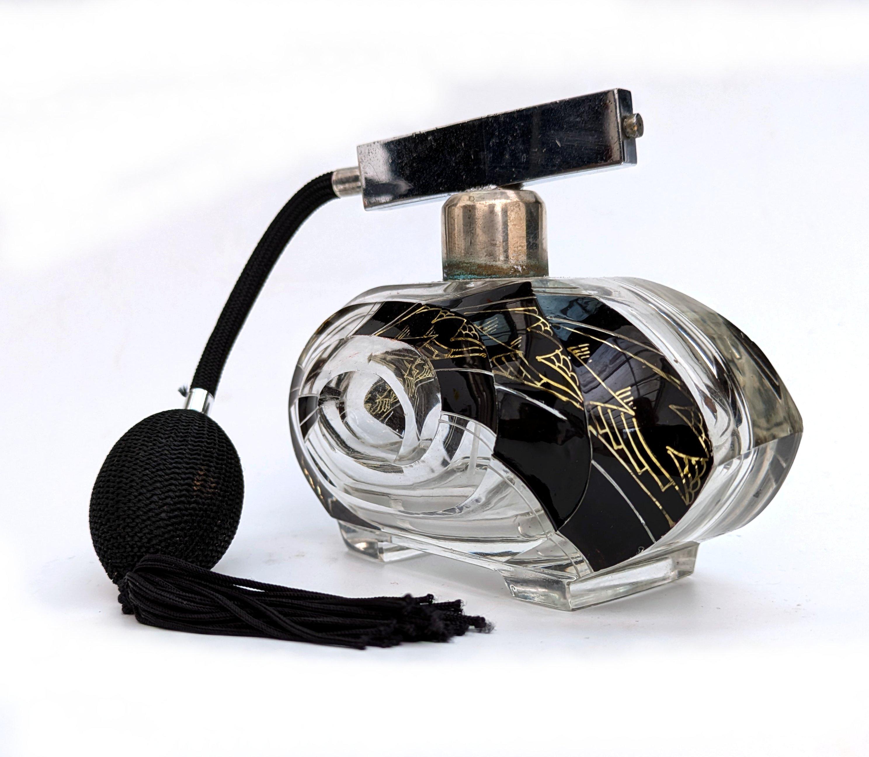 Bellissimo atomizzatore di profumo Art Deco ceco risalente agli anni '30. È molto difficile trovare bottiglie di questo formato, quindi siamo stati molto contenti di aver trovato questa. Il vetro trasparente è abbinato a elementi in metallo cromato,