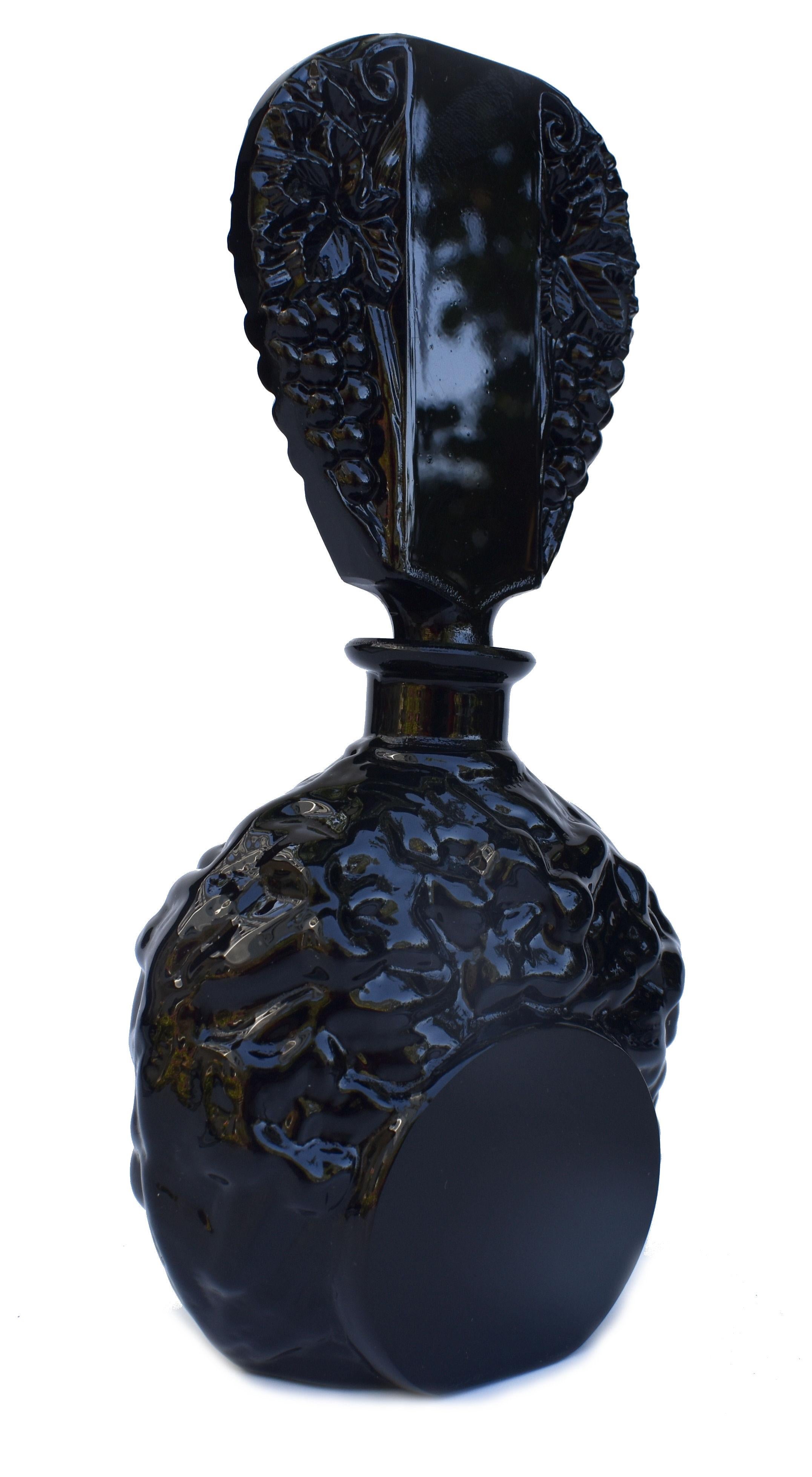 Precioso y original frasco alto de perfume de señora Art Decó de 1930 que en realidad es malaquita con una capa de esmalte negro, muy poco habitual. Fabricado en Checoslovaquia. Esta maravillosa pieza llega a ti en excelente estado, el único
