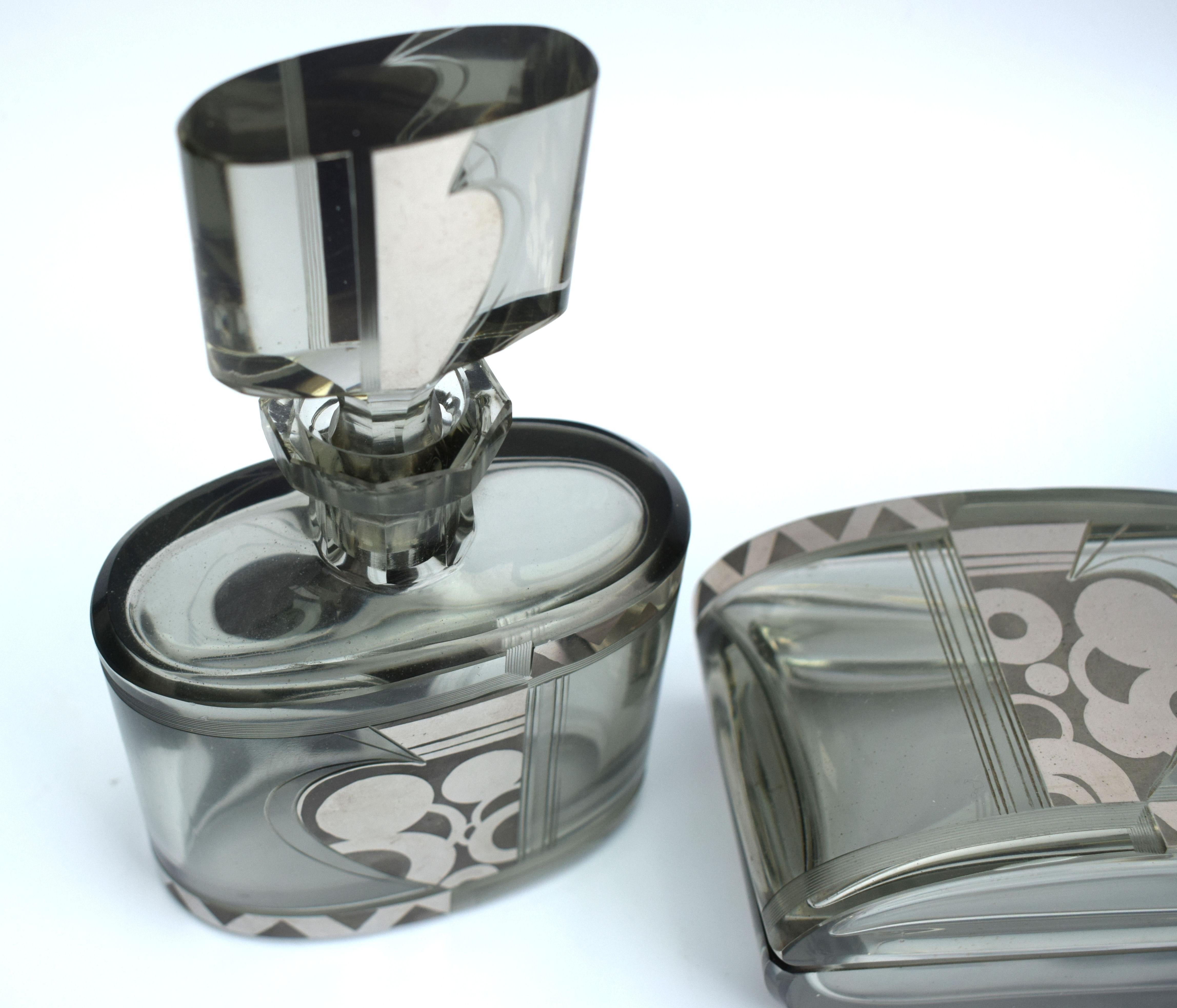 This is a stunning Art Deco ladies perfumery set is an absolute delight. Made in the Czech Republic between 1920-1939, during the Art Deco period. Consists of one large cologne atomizer with chrome spray and black silk bulb and tassel, one loose