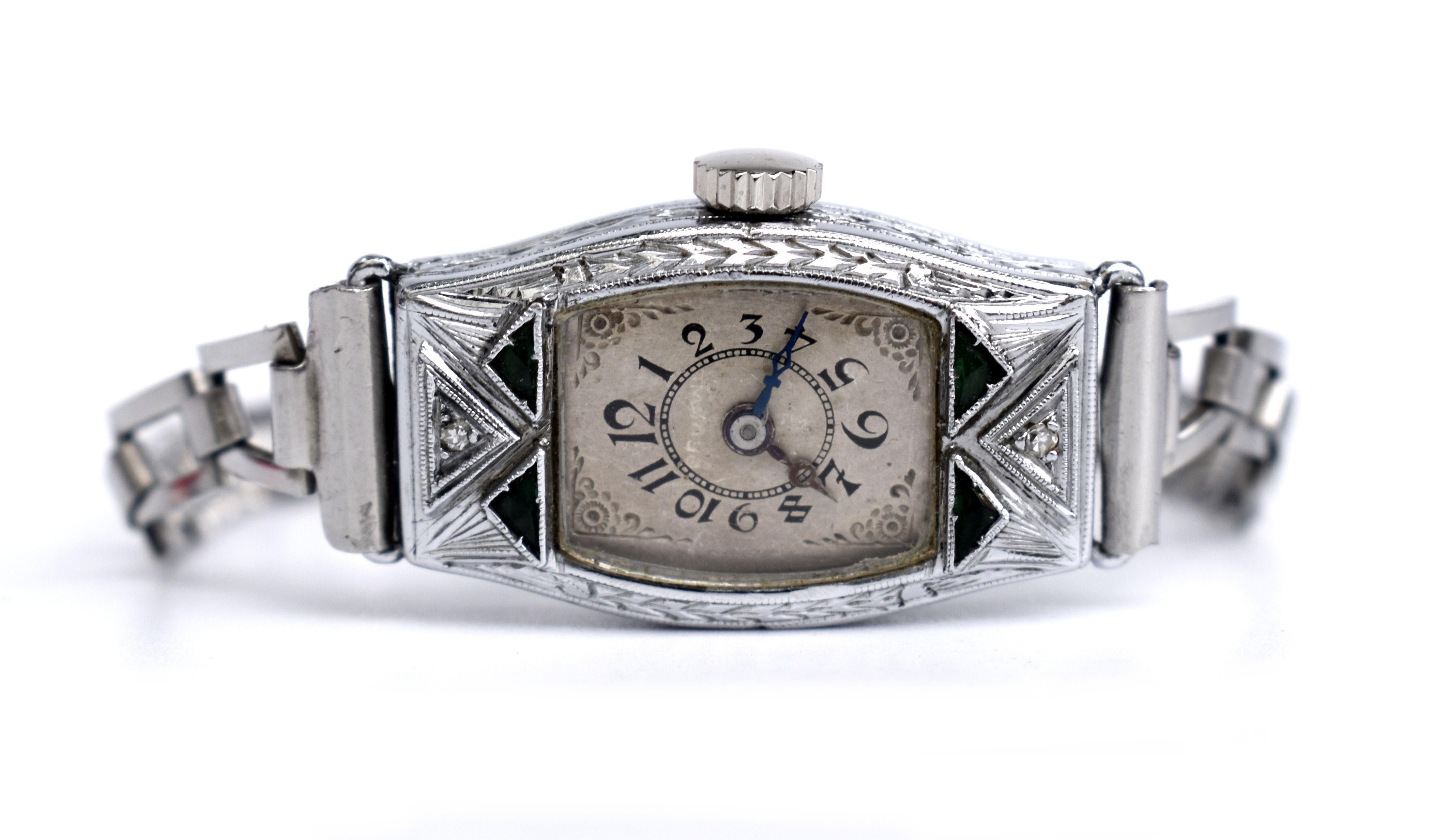 c1928 Damen Art Deco manuelle Armbanduhr, neu gewartet Okt 2022. Original und in sehr schönem Originalzustand. Die vier dreieckigen Smaragde sind vollständig und in sehr gutem Zustand mit  nur geringe Abnutzung. Das Zifferblatt und die Zeiger sind