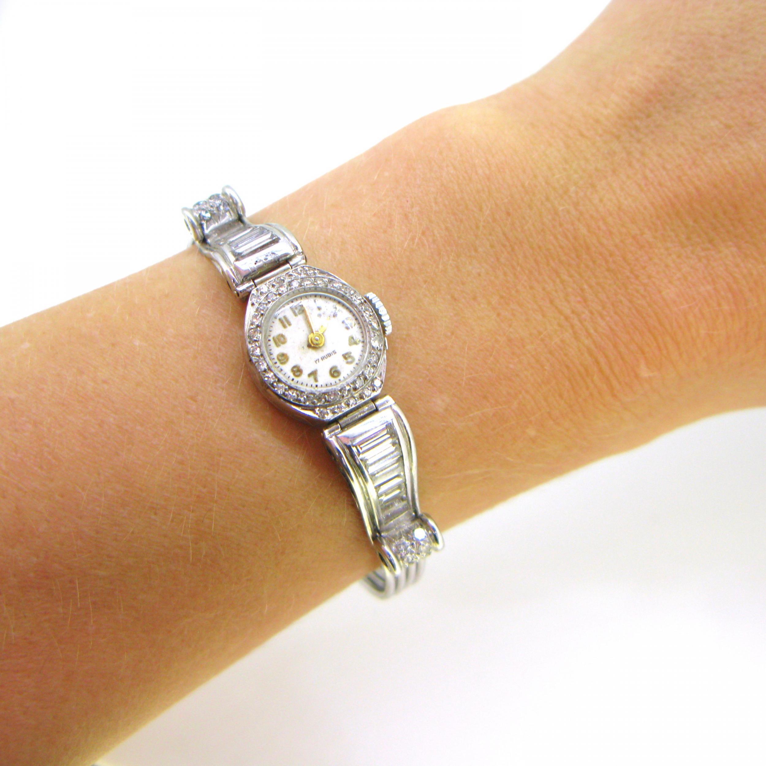 Art Deco Lady Diamond Handaufzugs-Armbanduhr, 18kt Wt Gold & Platin, Frankreich, um 1935 (Art déco) im Angebot