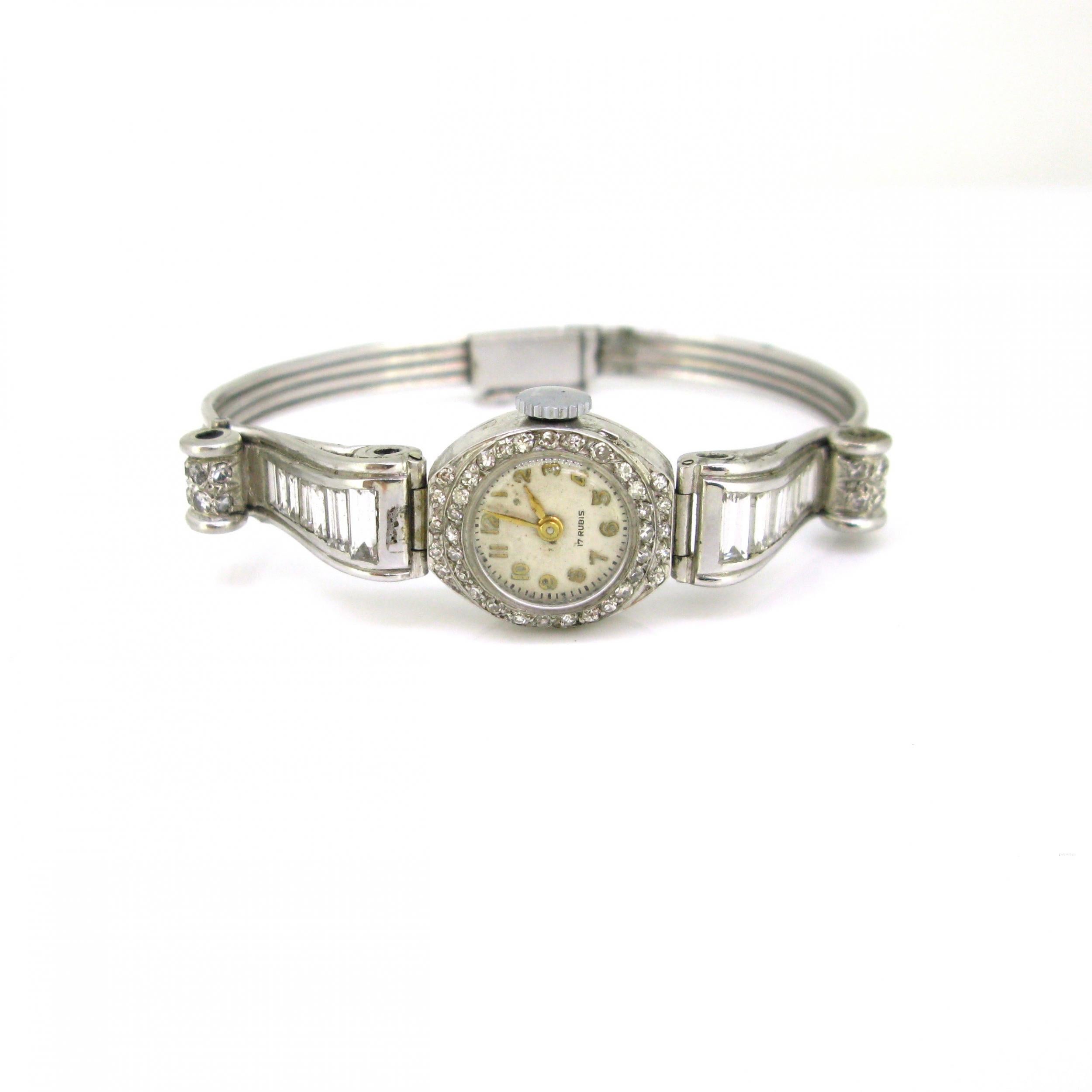 Art Deco Lady Diamond Handaufzugs-Armbanduhr, 18kt Wt Gold & Platin, Frankreich, um 1935 (Baguetteschliff) im Angebot