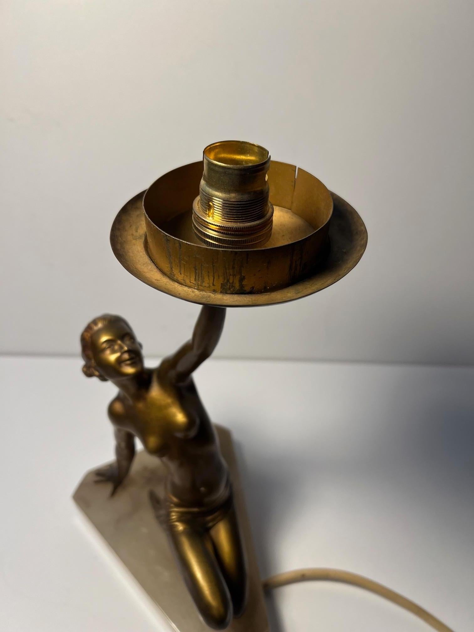 Lampe de dame art déco en vente 4