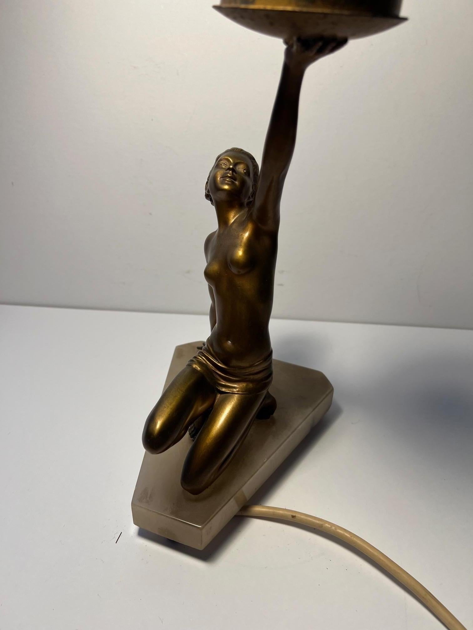 Français Lampe de dame art déco en vente