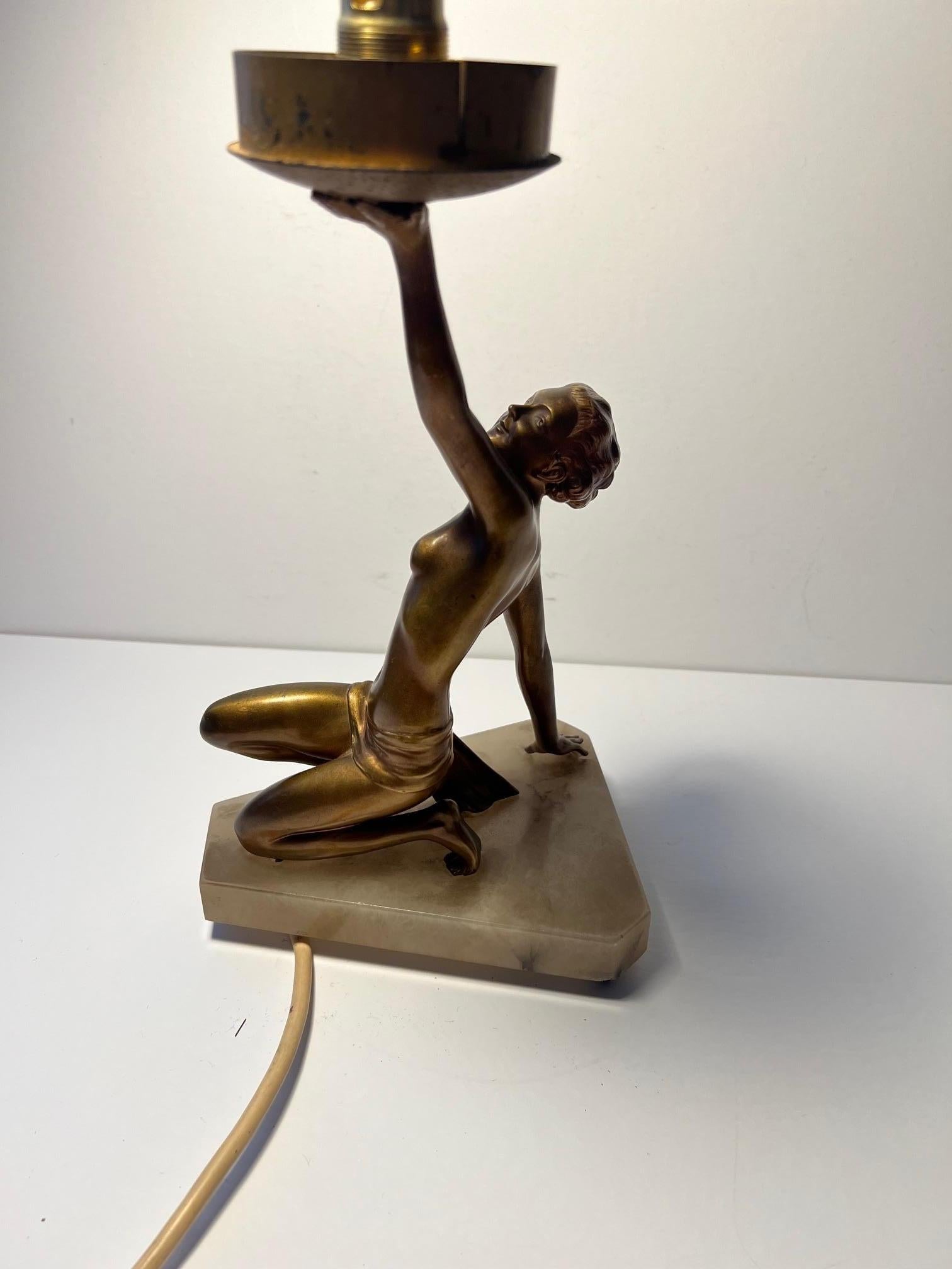 Moulage Lampe de dame art déco en vente