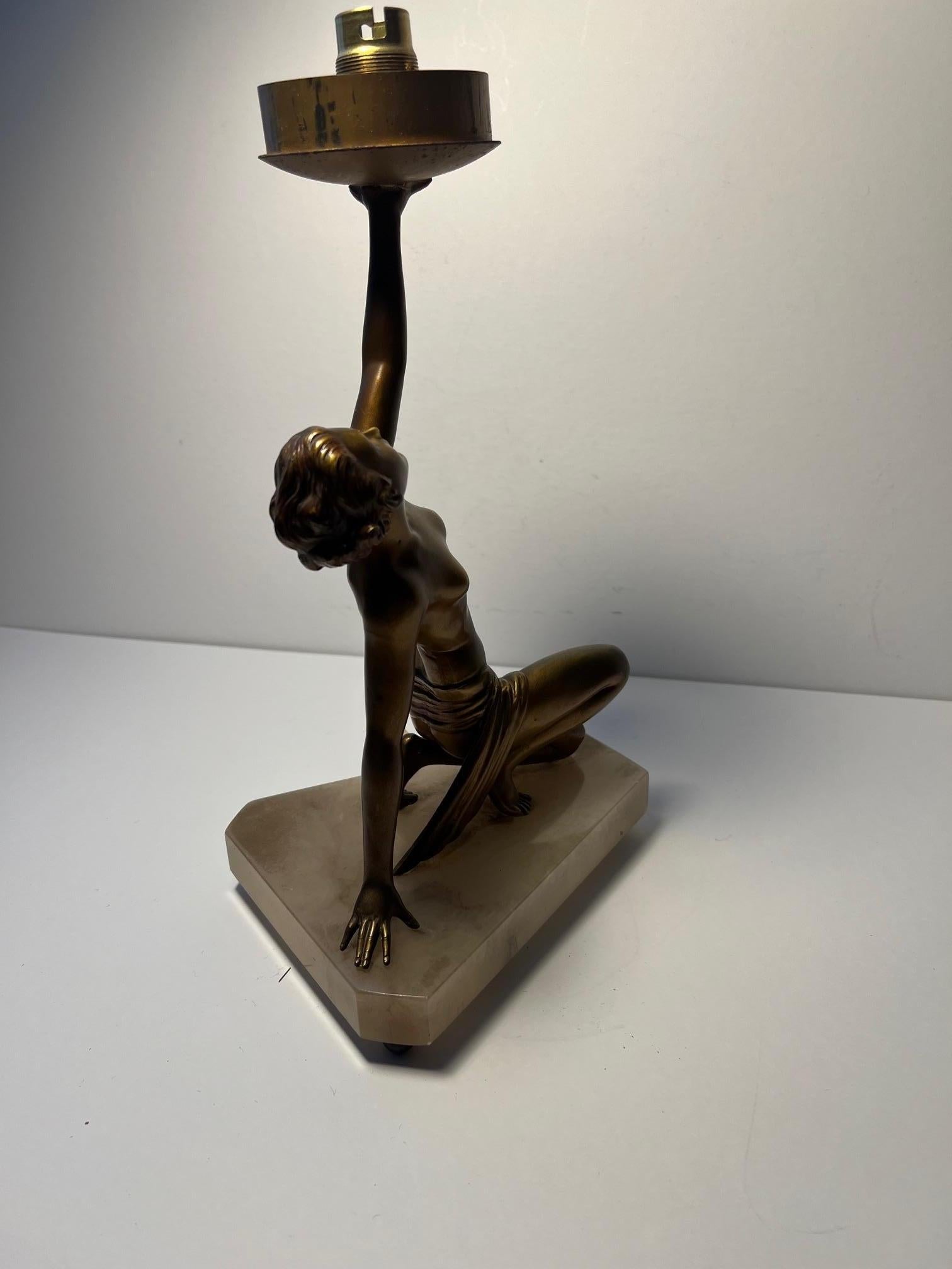 Onyx Lampe de dame art déco en vente