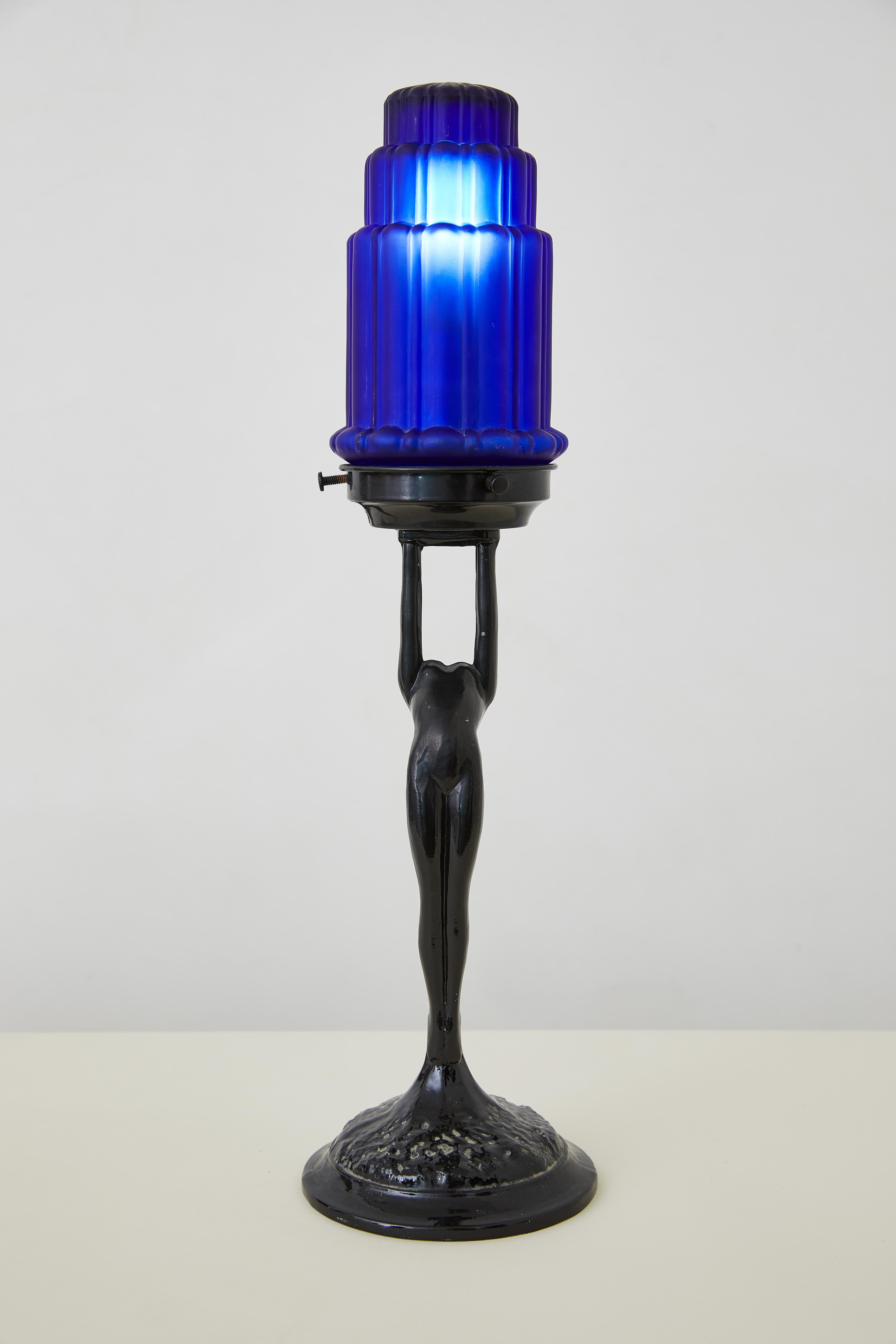 Cette lampe de table Art déco conçue et produite par Sarsaparilla dans le style de Frankart, Inc. Il porte la mention 