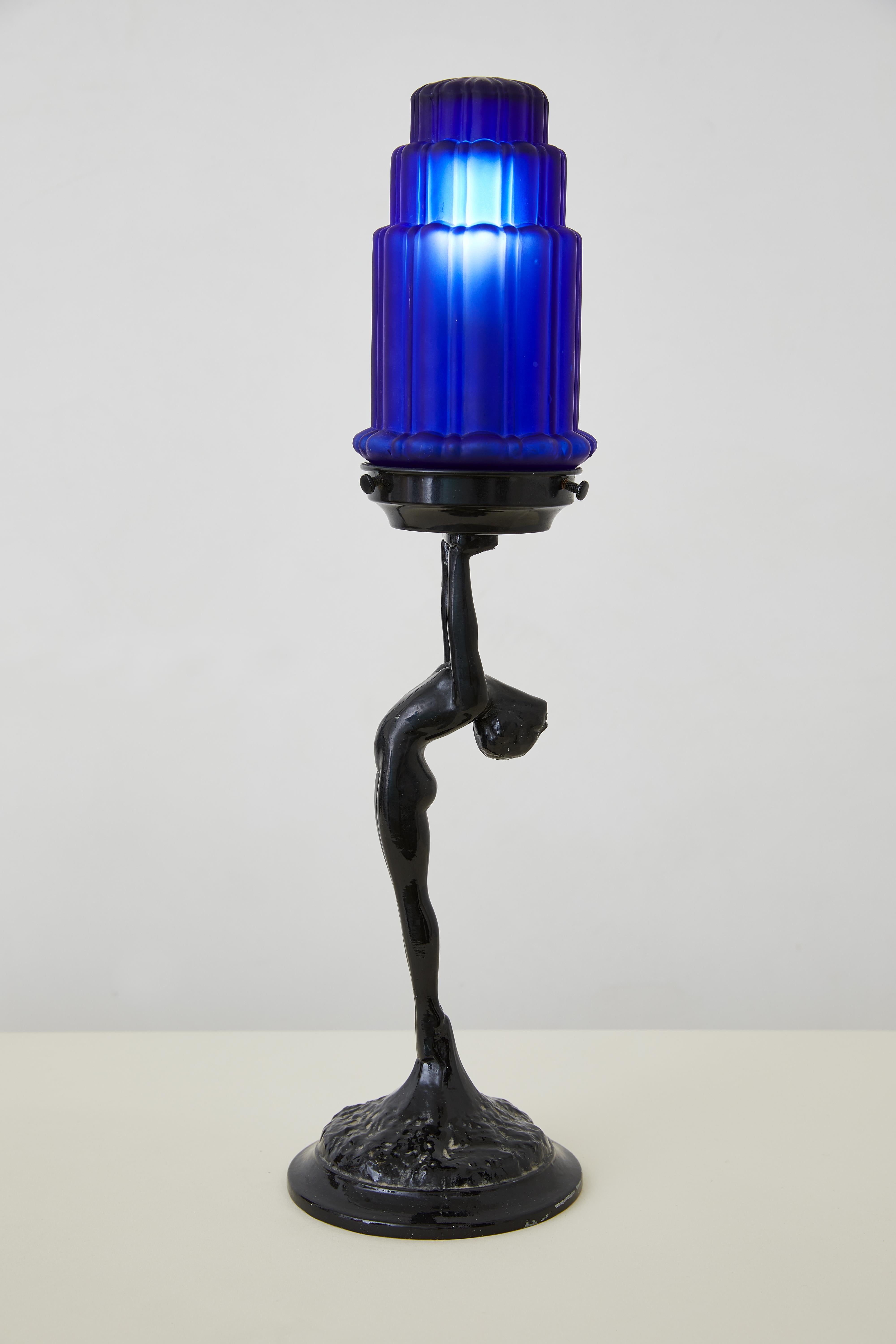 Art déco Lampe pour femme Art Déco avec abat-jour en verre bleu de Sarsaparilla d'après Frankart en vente