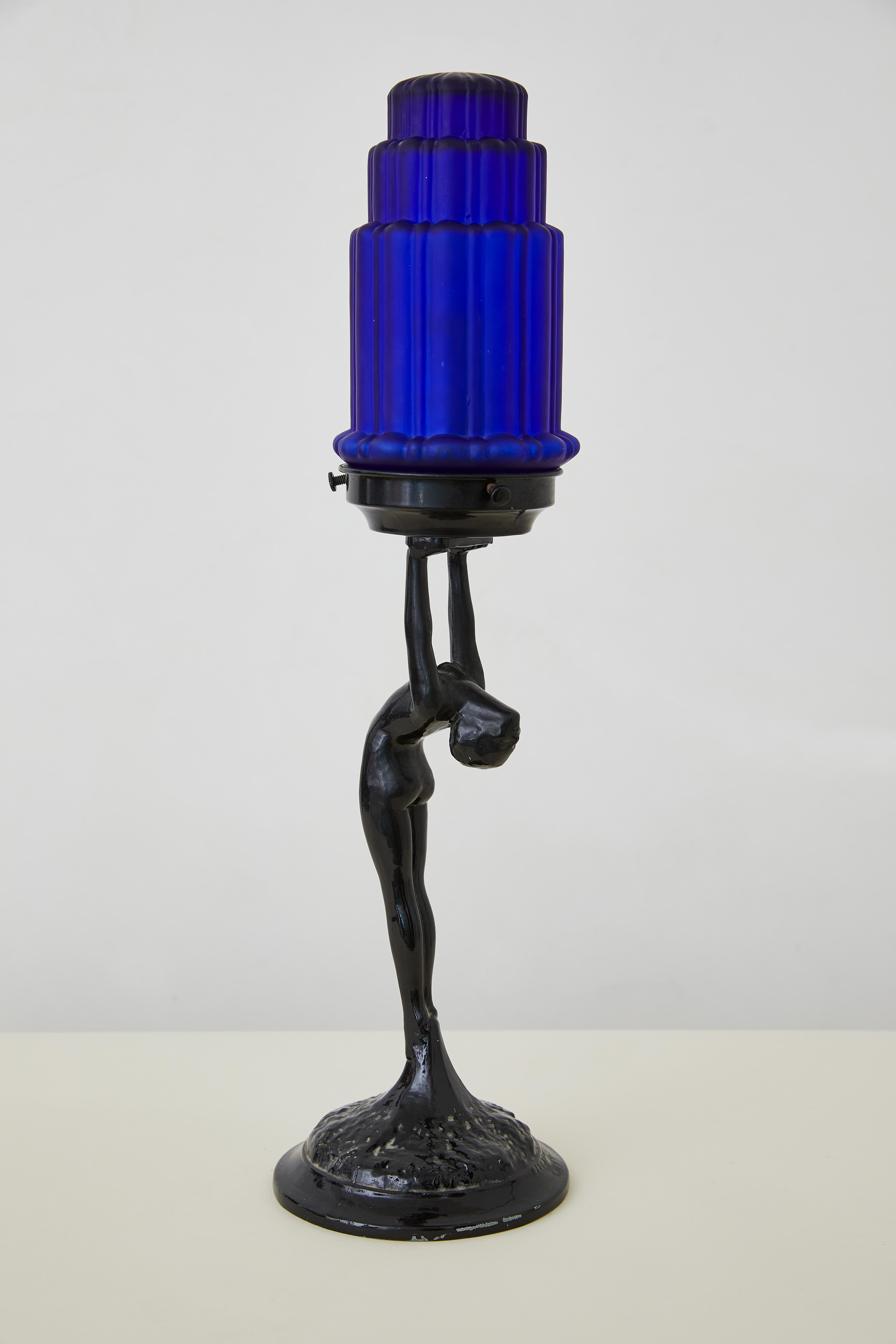 Américain Lampe pour femme Art Déco avec abat-jour en verre bleu de Sarsaparilla d'après Frankart en vente