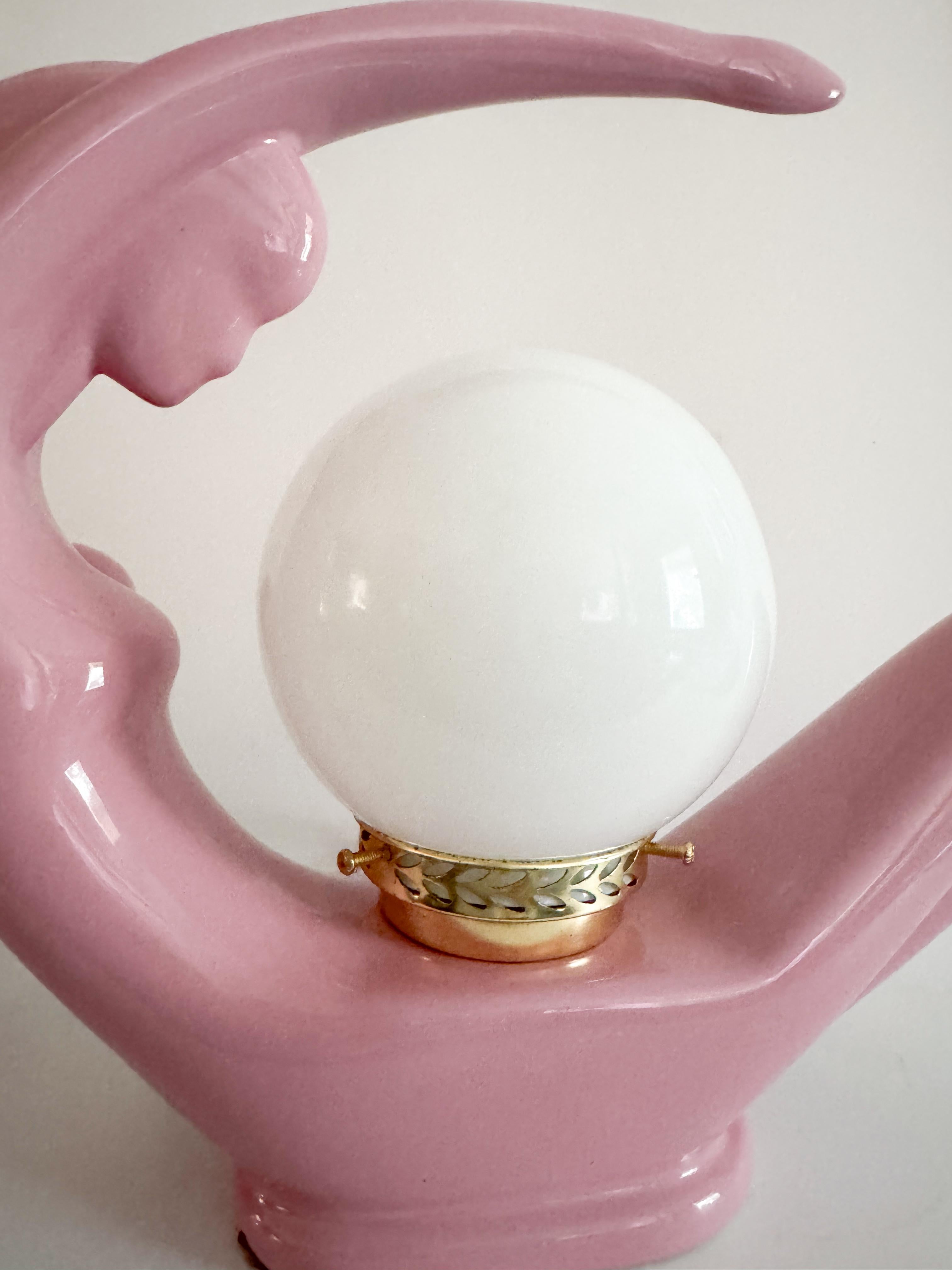 Lámparas Art Decó Lady - Pareja de cerámica rosa - Iluminación escultórica de los años 80 en Bueno Estado en Toronto, CA